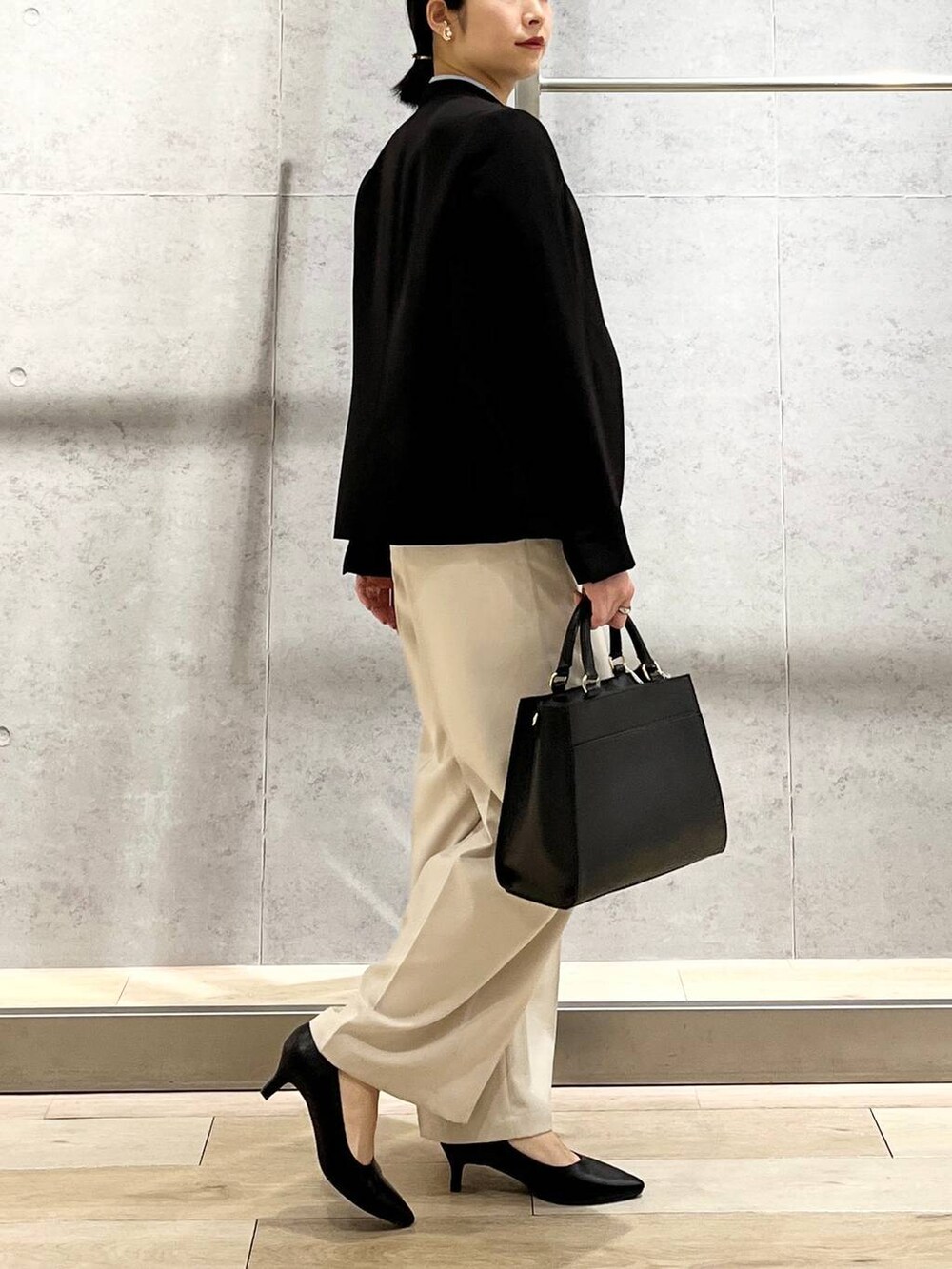 ブルー系のシャツ/ブラウス、ブラック系のノーカラージャケット、ブラック系のショルダーバッグを着用したレディースの冬コーディネートの4枚目の写真