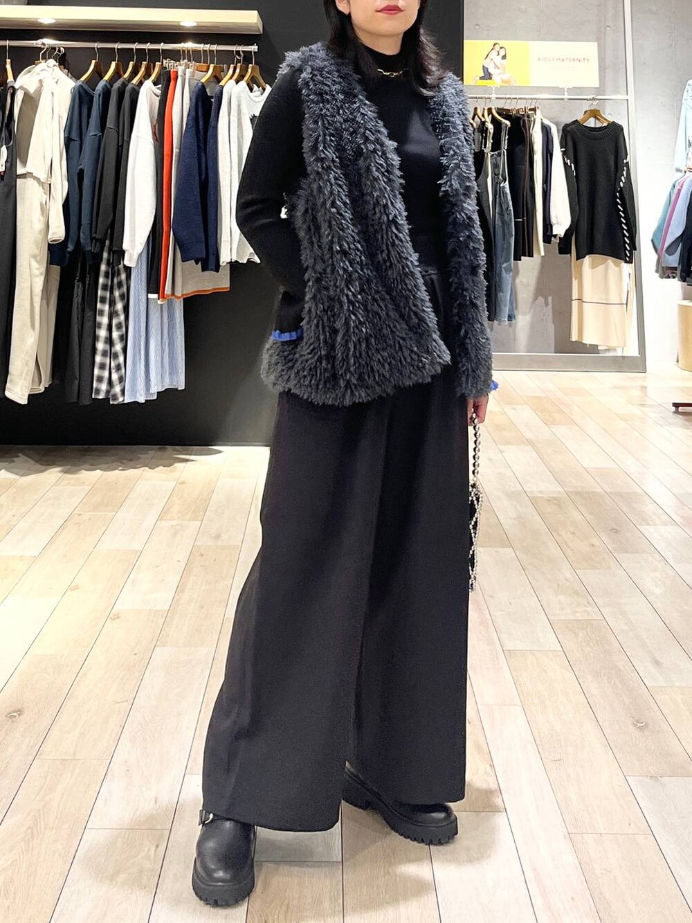 ブラック系のその他パンツ、ブラック系のブーツ、ブラック系のニット/セーターを着用したレディースの秋コーディネートの6枚目の写真