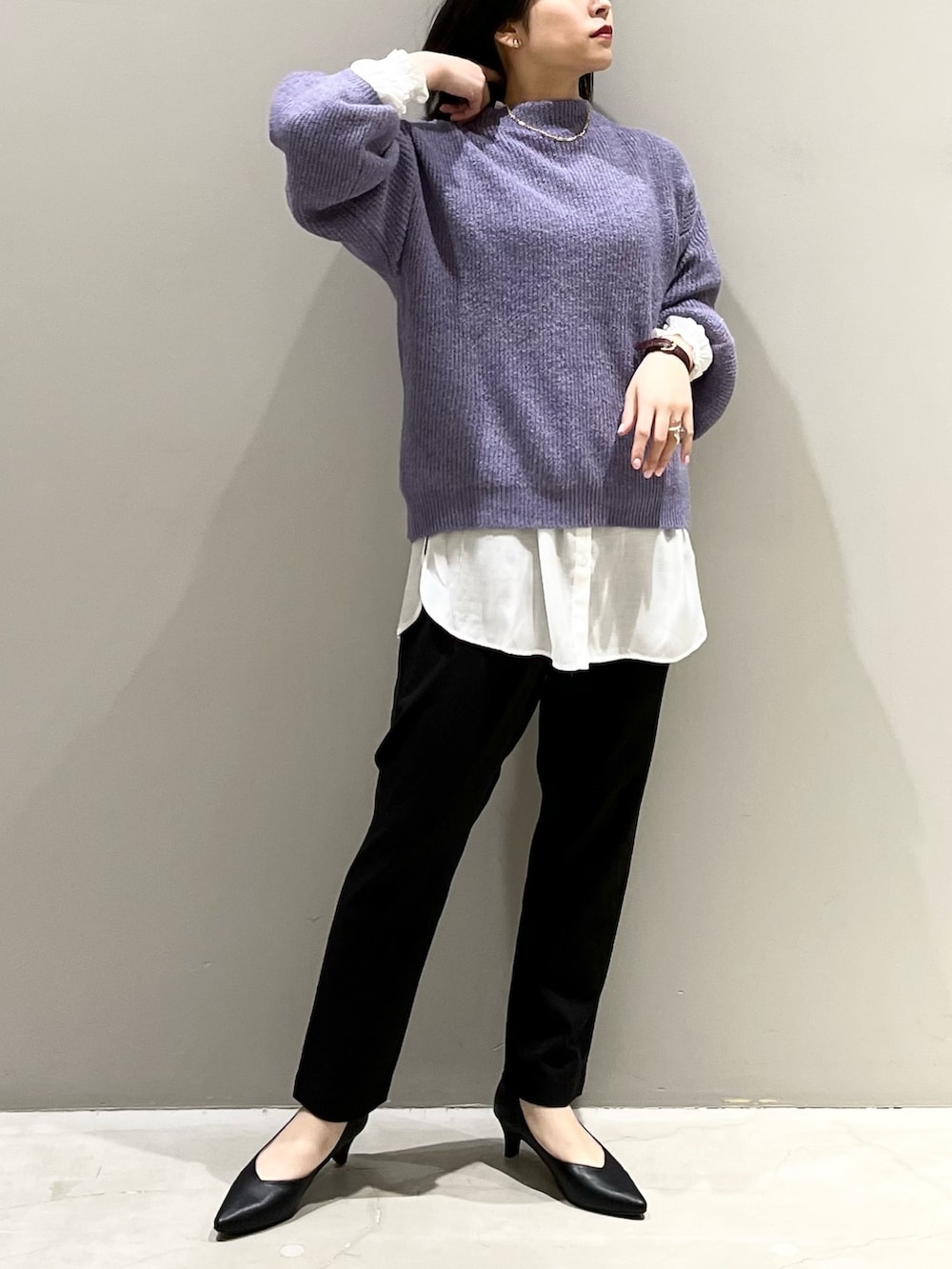 ブラック系のパンプス、ブラック系のパンツ、ブラック系のチェスターコートを着用したレディースの秋コーディネートの3枚目の写真