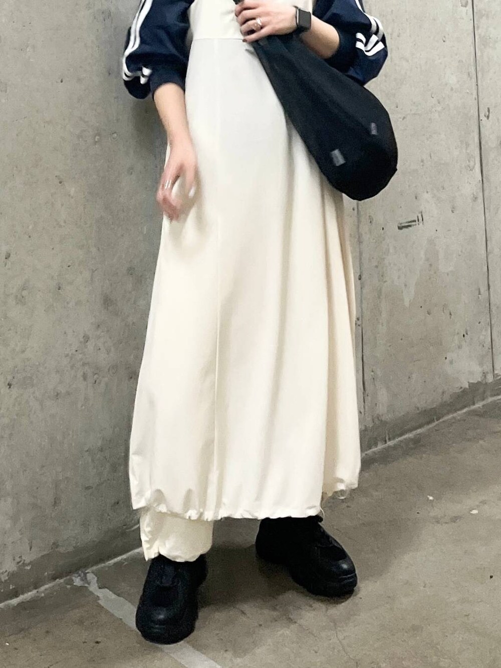 ホワイト系のワンピース、ホワイト系のカーゴパンツ、ブラック系のショルダーバッグを着用したレディースの春コーディネートの7枚目の写真