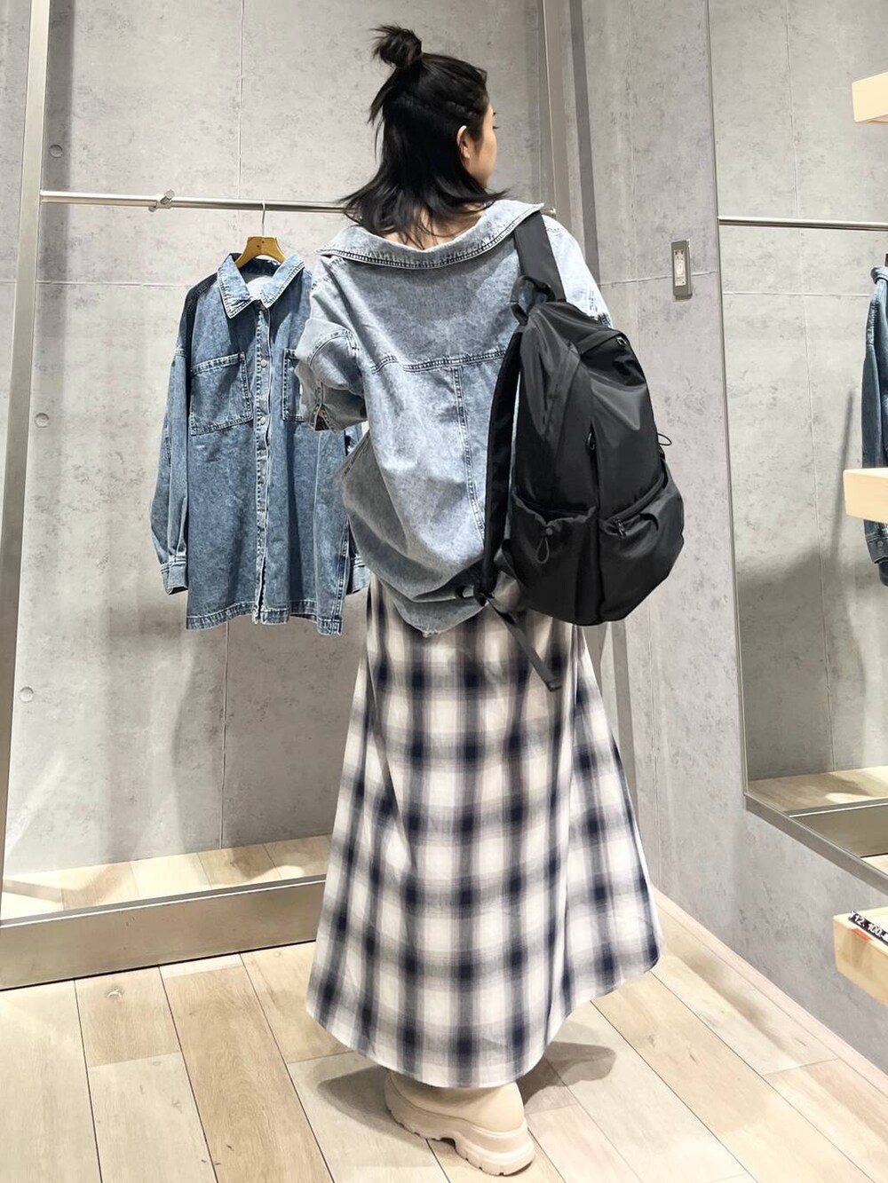 ホワイト系のブーツ、ブルー系のスカート、ブルー系のシャツ/ブラウスを着用したレディースの冬コーディネートの3枚目の写真