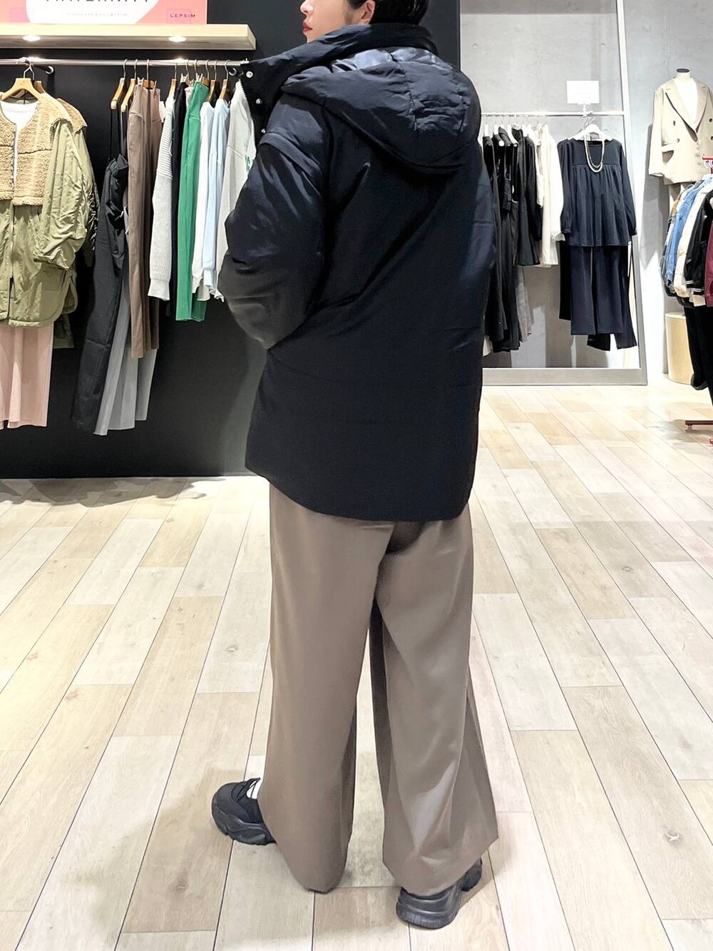 ブラック系のダウンジャケット/コート、ブラウン系のその他パンツ、グレー系のスウェットを着用したレディースの冬コーディネートの4枚目の写真