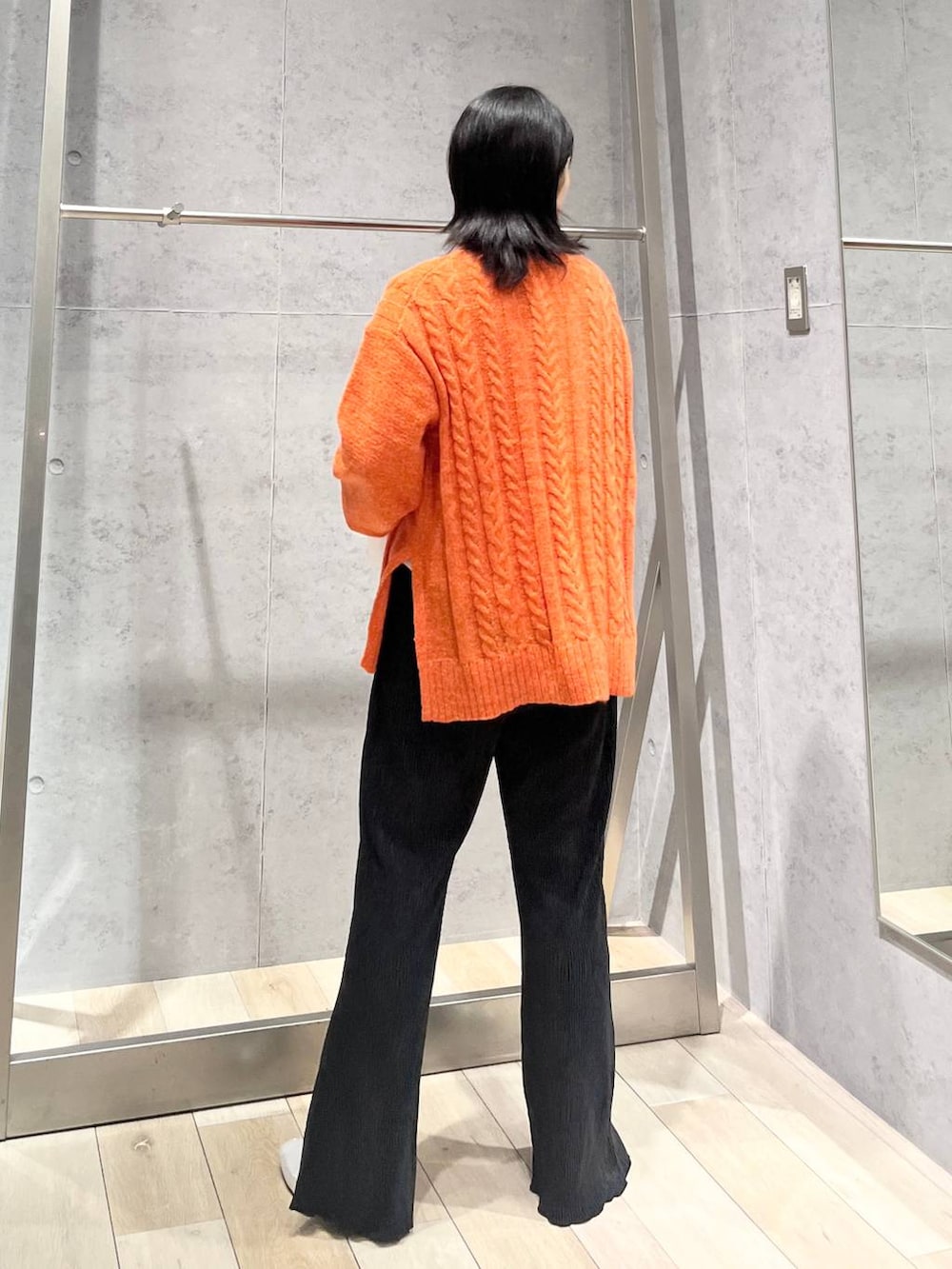 ホワイト系のボストンバッグ、シルバー系のパンプス、ホワイト系のTシャツ/カットソーを着用したレディースの秋コーディネートの6枚目の写真