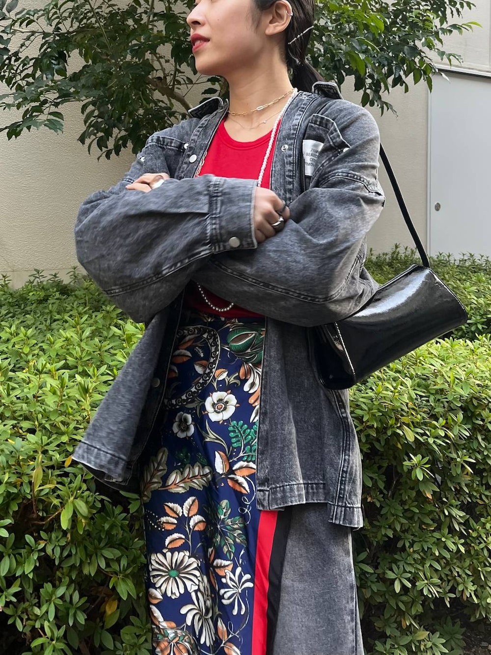 ブラック系のローファー、レッド系のTシャツ/カットソー、ブラック系のショルダーバッグを着用したレディースの冬コーディネートの6枚目の写真