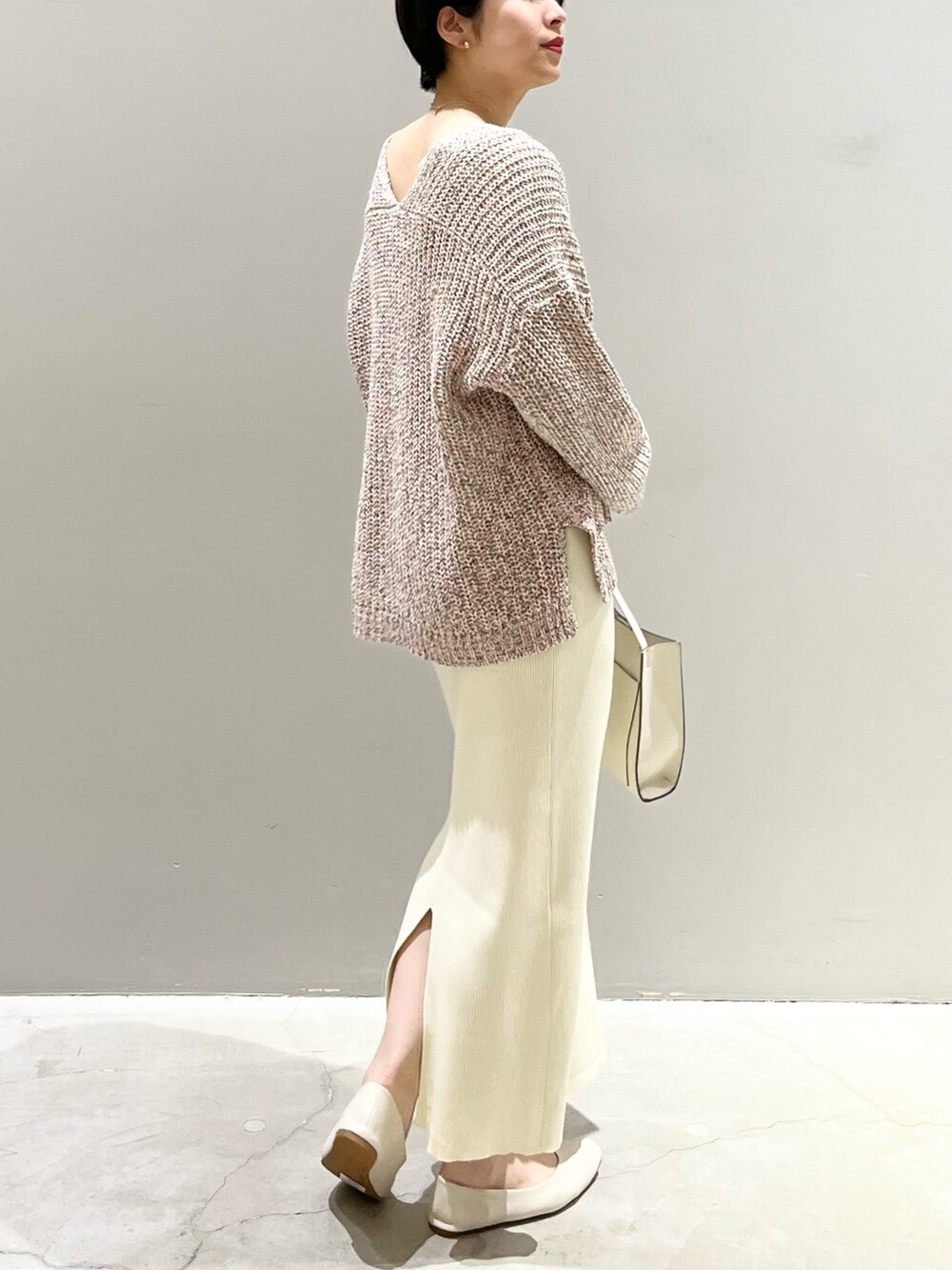「LEPSIM、レプシィム(LEPSIM)、春服デビュー宣言、ピンク、春服みてみて、春ニット、ニットスカート、タイトスカート、パンプス、スクエアトゥ、スクエアバッグ、シンプルコーデ、きれいめカジュアル、淡色コーデ、パステル映える春」｜「LEPSIMの【選べる丈シリーズ】12ゲージ洗えるケアニットスカート　948652（スカート、ホワイト系）」を使った、エムアイさん（レディース・162cm）の春コーディネートの2枚目の写真