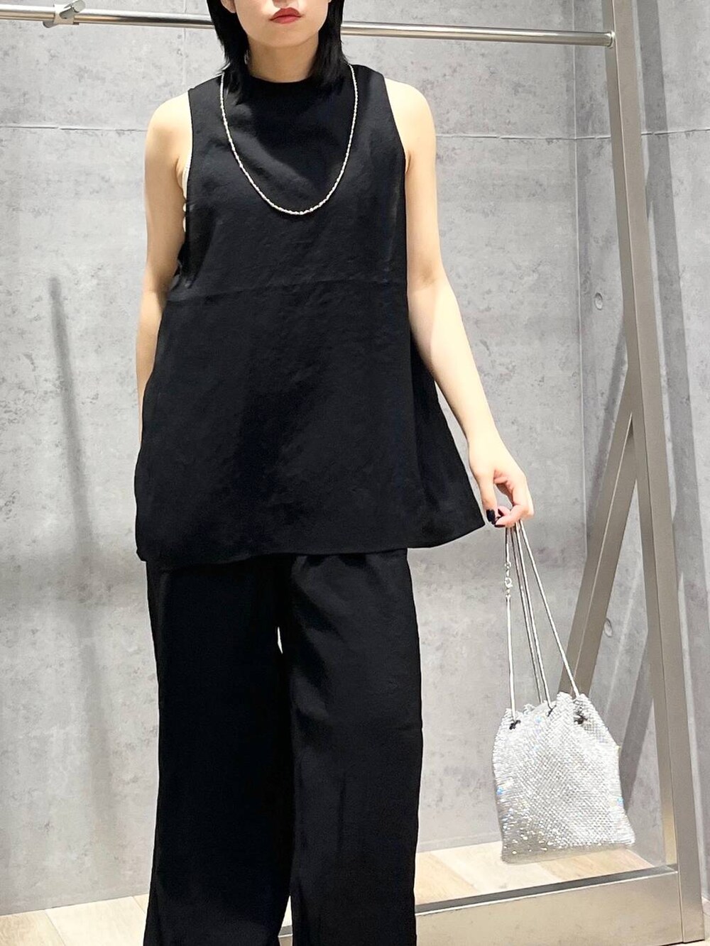 シルバー系のショルダーバッグ、ブラック系のサンダル、ブラック系のその他パンツを着用したレディースの夏コーディネートの5枚目の写真