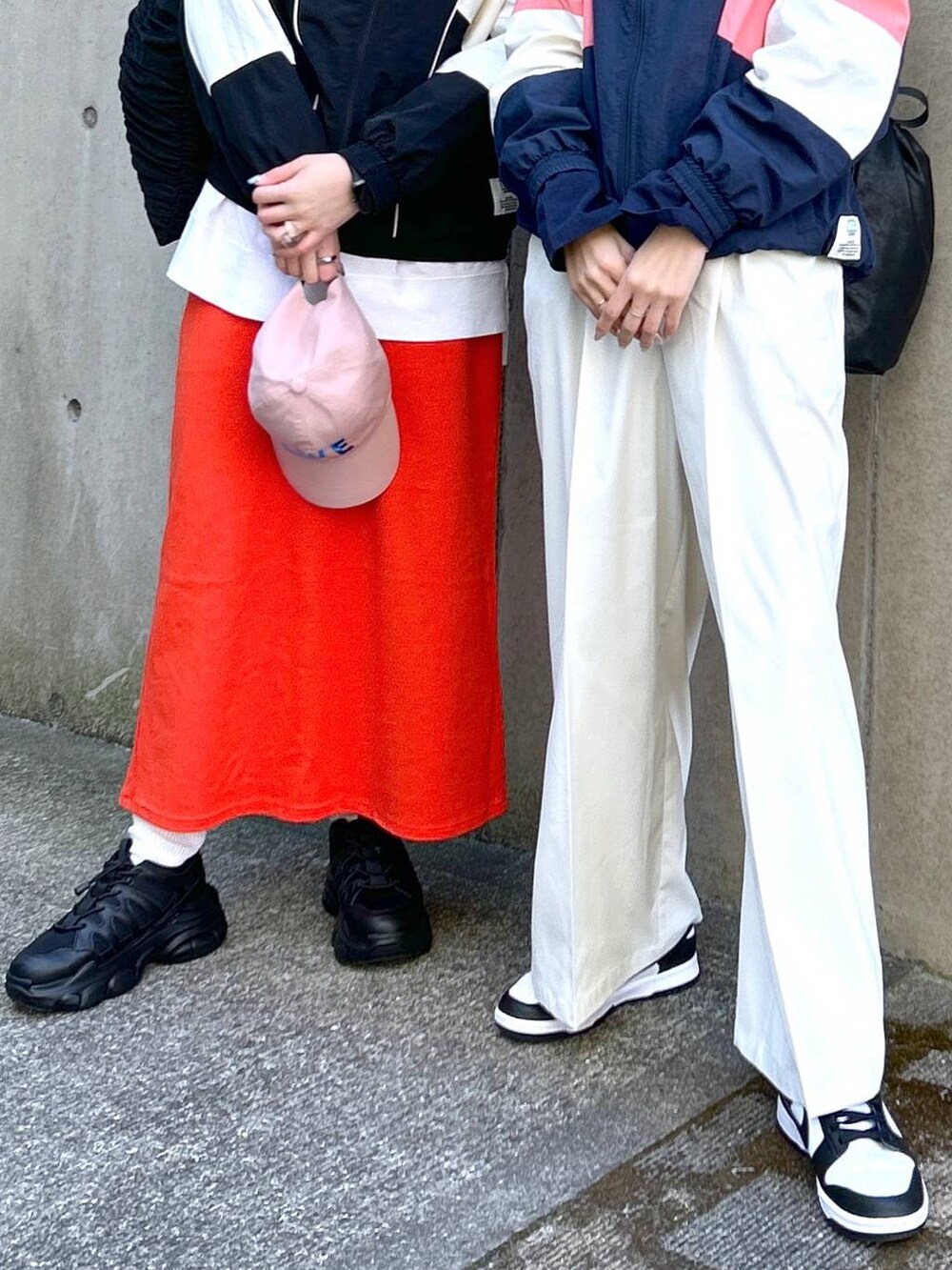 ブラック系のスニーカー、ブラック系のショルダーバッグ、ブラック系のトートバッグを着用したレディースの春コーディネートの5枚目の写真