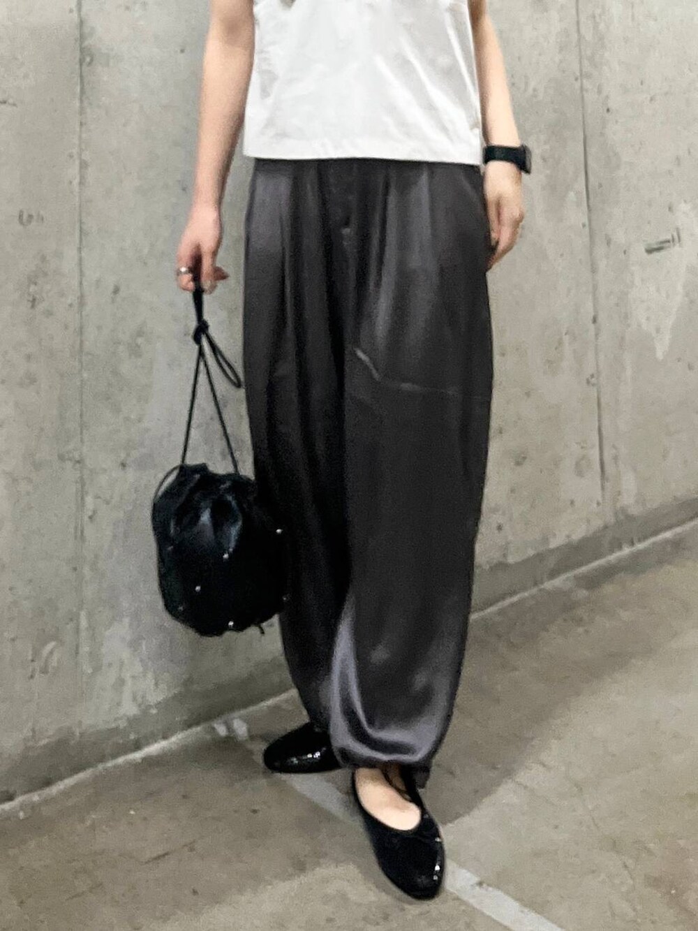 グレー系のその他パンツ、ブラック系のバレエシューズ、グレー系のタンクトップを着用したレディースの夏コーディネートの8枚目の写真