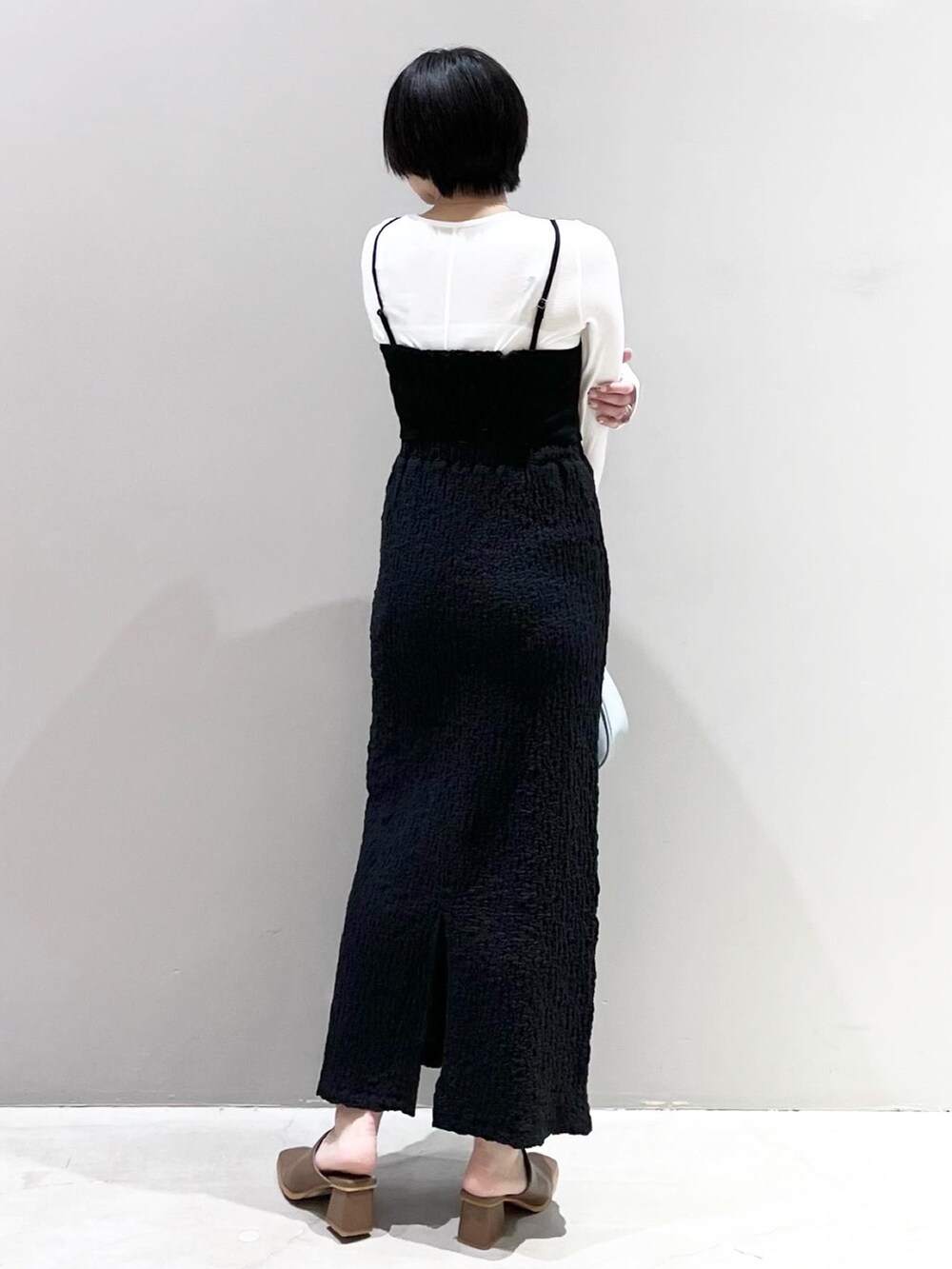 ブラウン系のサンダル、ブルー系のショルダーバッグ、ホワイト系のTシャツ/カットソーを着用したレディースの春コーディネートの4枚目の写真