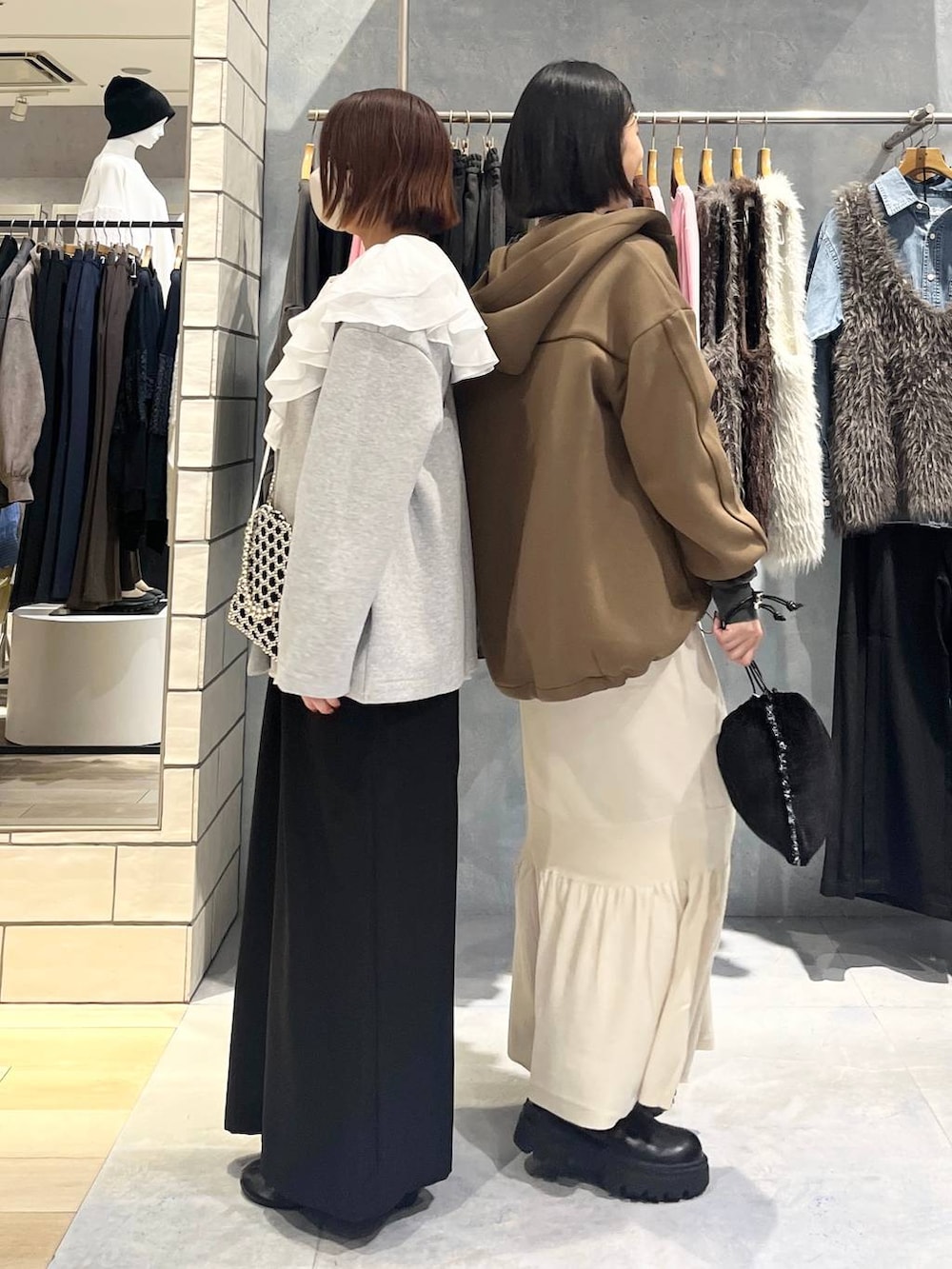 ブラウン系のブルゾン、シルバー系のショルダーバッグ、ブラック系のその他パンツを着用したレディースの秋コーディネートの3枚目の写真