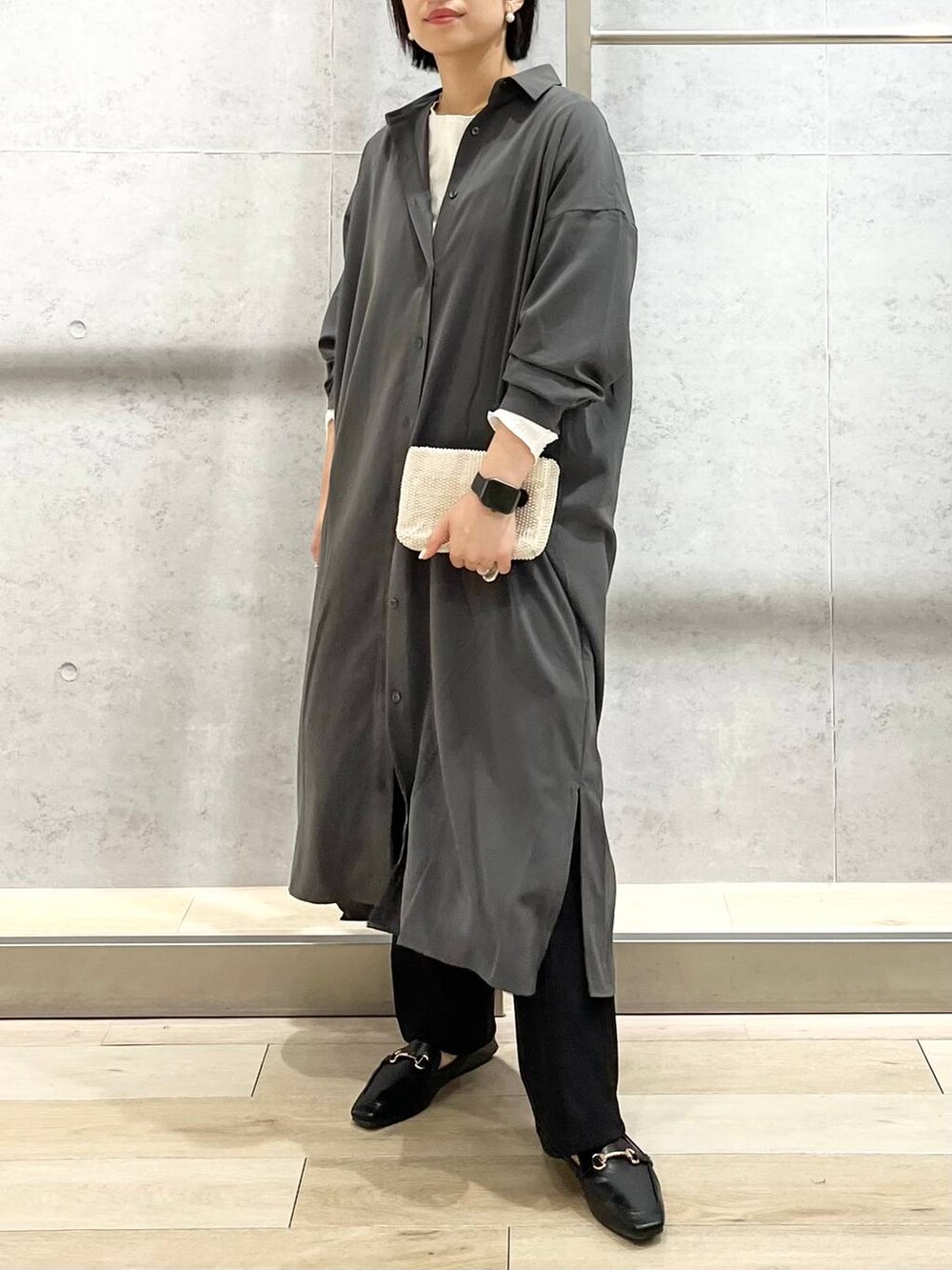 ブラック系のその他パンツ、ブラック系のローファー、ホワイト系のTシャツ/カットソーを着用したレディースの秋コーディネートの2枚目の写真