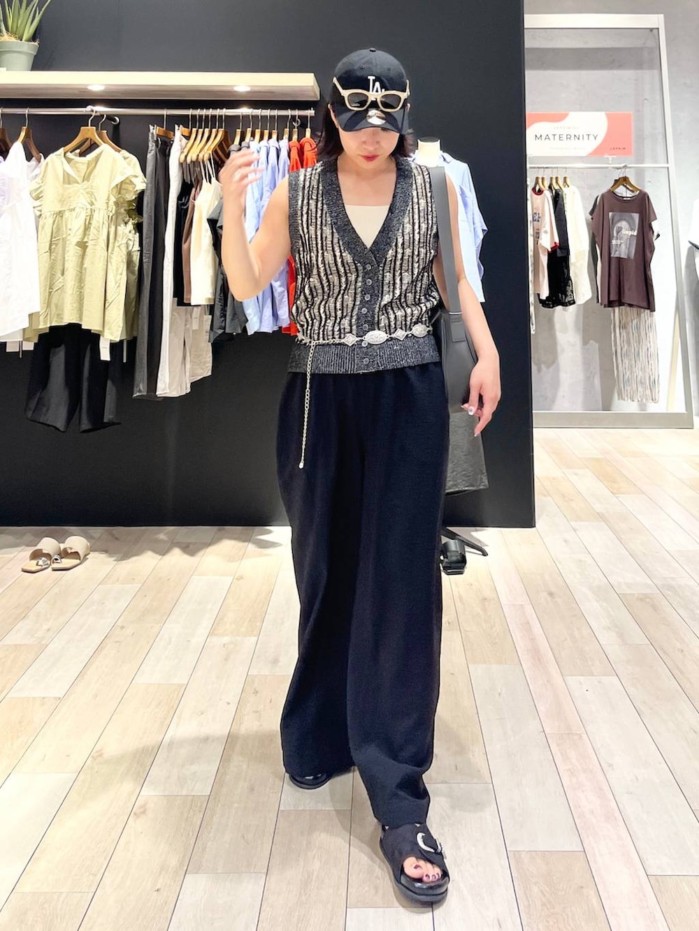 ホワイト系のタンクトップ、ブラック系のその他パンツ、ブラック系のサンダルを着用したレディースの夏コーディネートの2枚目の写真
