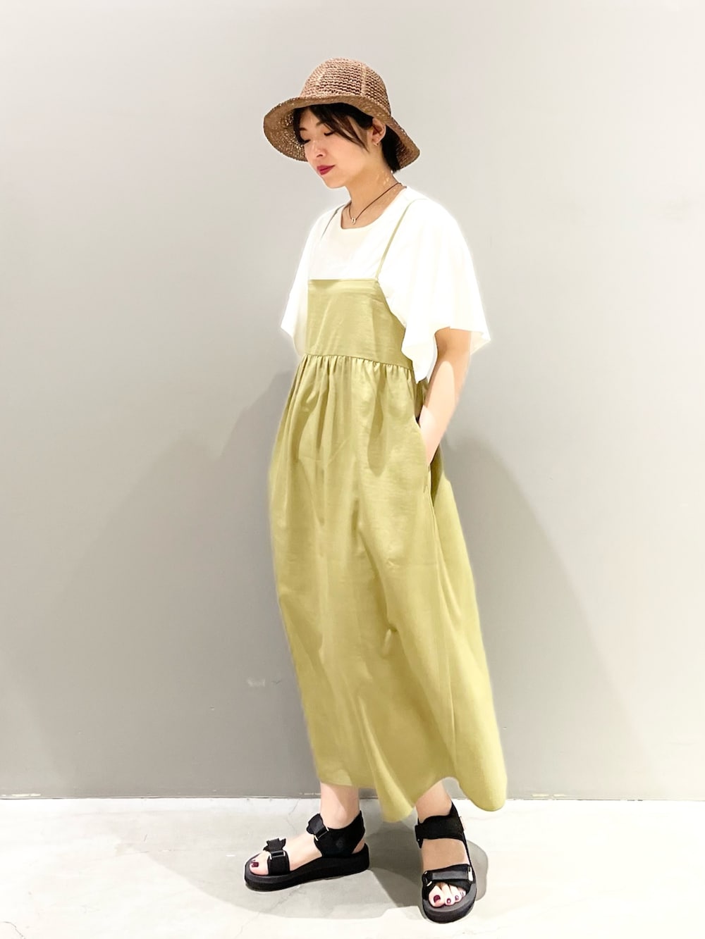 「LEPSIM、レプシィム(LEPSIM)、マタニティ、マタニティコーデ、キャミワンピ、ワンピース、フレアスリーブ、白Tシャツ、スポーツサンダル、ペーパーハット、夏コーデ、レイヤードスタイル、シンプルコーデ、春コーデ、ラクチンコーデ」｜「LEPSIMのマタニティ／リネンライクキャミワンピース　178783（マタニティウェア/グッズ、グリーン系）」を使った、エムアイさん（レディース・162cm）の春コーディネートの3枚目の写真