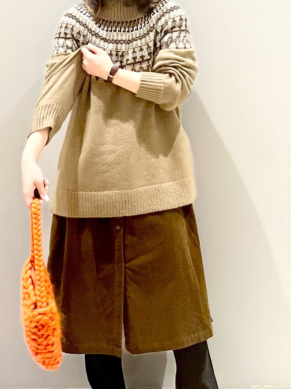 ブラック系のスニーカー、ブラック系のその他パンツ、オレンジ系のショルダーバッグを着用したレディースの秋コーディネートの3枚目の写真