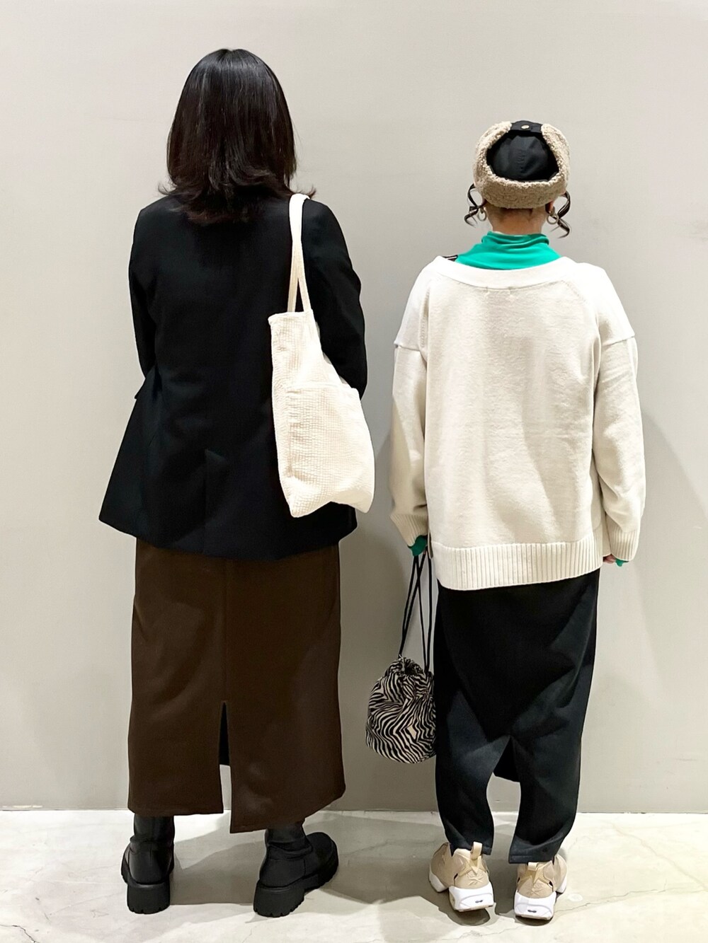 ブラック系のワンピース/ドレス、ブラウン系のワンピース/ドレス、ブラック系のブーツを着用したレディースの秋コーディネートの3枚目の写真