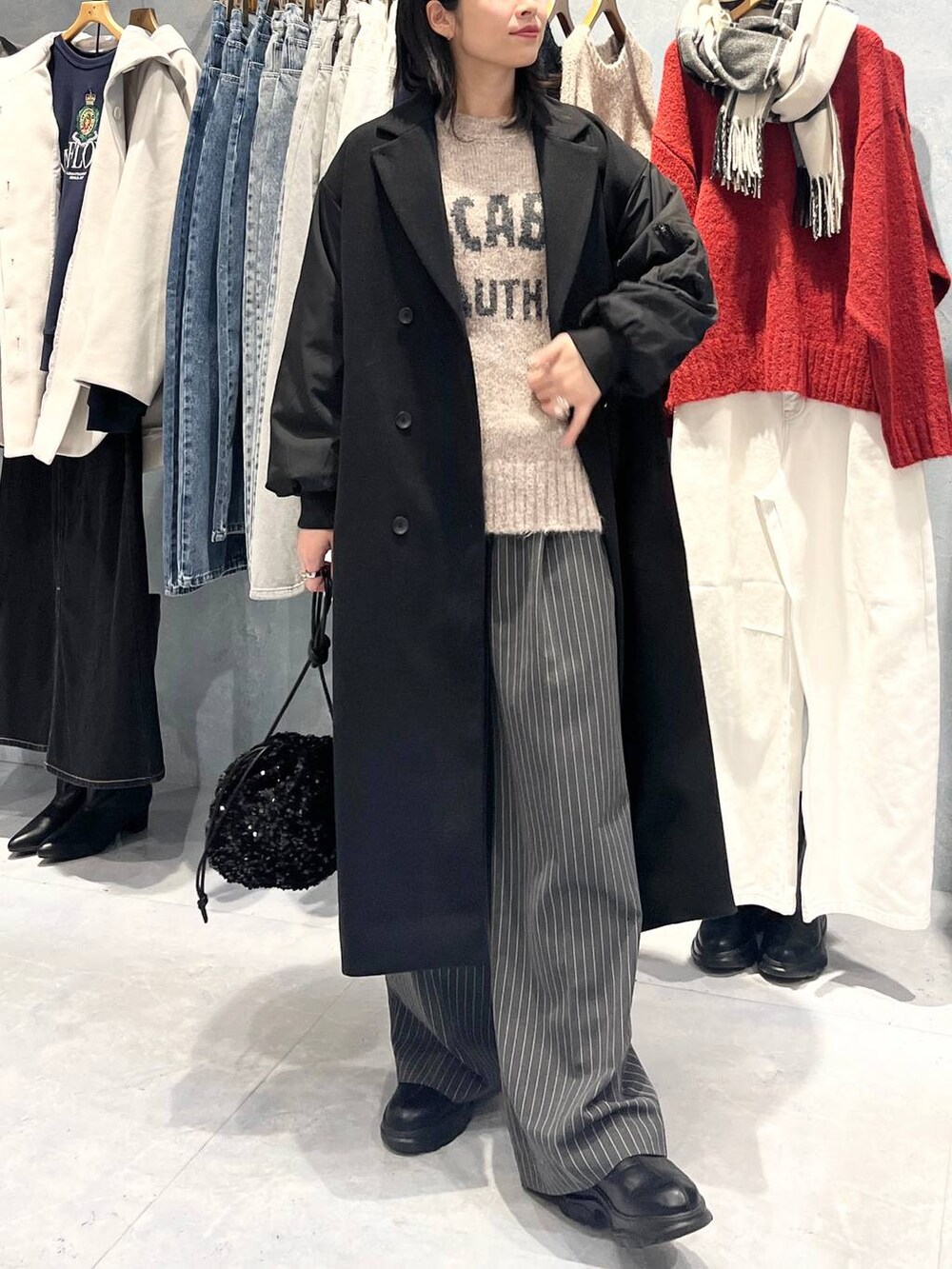 「カジュアル、モード、ベーシック/シンプル、デート/ロマンティック、楽ちんコーデ、女子会、きれいめカジュアル_LEPSIM、LEPSIM、おでかけ、シンプルコーデ、秋コーデ、秋冬新作、冬コーデ、冬アウター、アウター」｜「LEPSIMのアソートミニ巾着　132579（ショルダーバッグ、ブラック系）」を使った、エムアイさん（レディース・162cm）の冬コーディネートの2枚目の写真