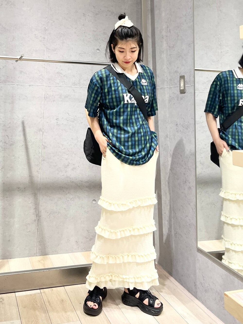 ブラック系のサンダル、ブラック系のショルダーバッグ、ホワイト系のマタニティウェア/グッズを着用したレディースの夏コーディネートの6枚目の写真