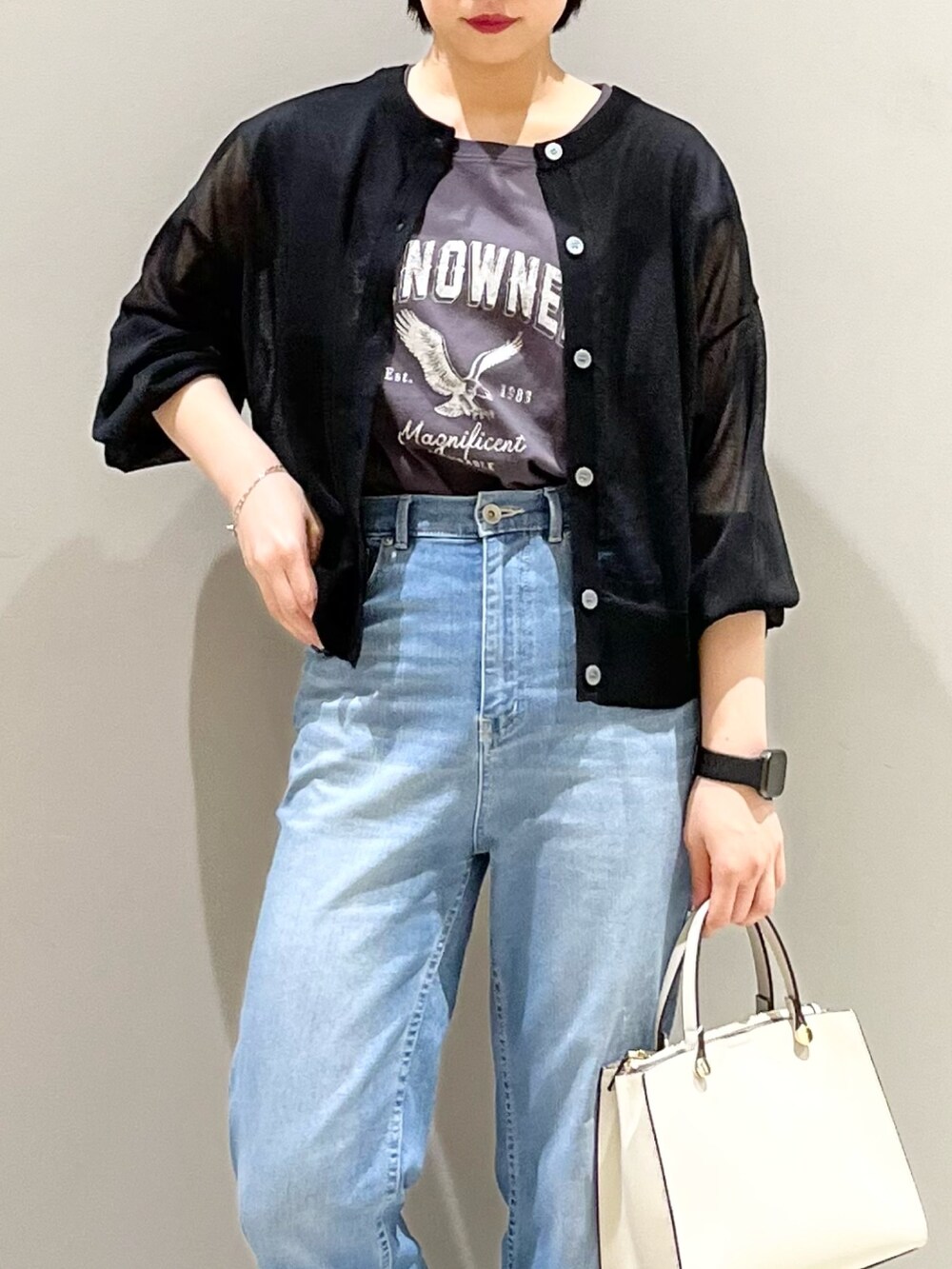 ホワイト系のサンダル、ホワイト系のショルダーバッグ、ブルー系のデニムパンツを着用したレディースの夏コーディネートの8枚目の写真