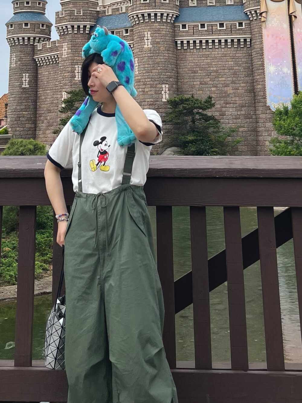 「LEPSIM、レプシィム(LEPSIM)、ミッキー、ミッキーT、カーゴパンツ、サロペット、オーバーオール、ディズニーコーデ、ディズニー、コンバース、初夏コーデ、夏コーデ、シンプルコーデ、プリントT、お出かけコーデ」｜「CONVERSE ALL STARの【CONVERSE/コンバース】ALLSTAR100（スニーカー、ブラック系）」を使った、エムアイさん（レディース・162cm）の夏コーディネートの2枚目の写真