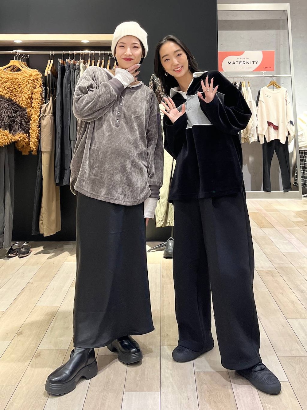 ブラック系のスカート、ブラック系のスウェットパンツ、ブラック系のブーツを着用したレディースの冬コーディネートの2枚目の写真