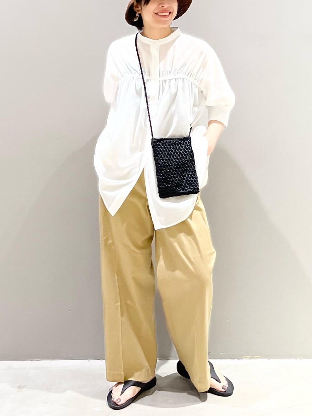ブラック系のサンダル、ベージュ系のチノパンツ、ブラック系のショルダーバッグを着用したレディースの夏コーディネートの7枚目の写真