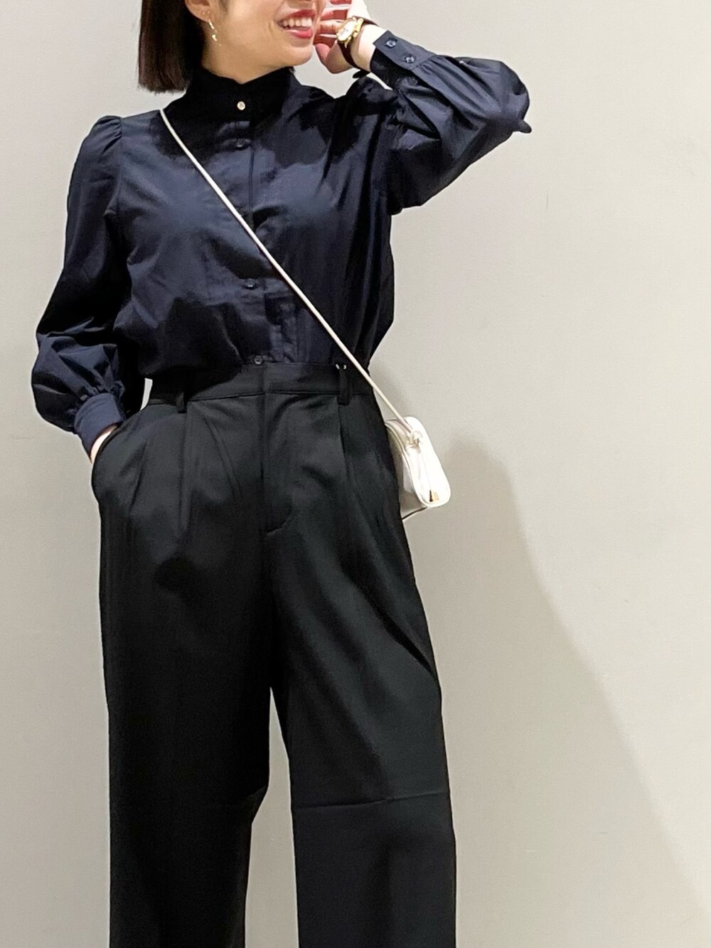 グレー系のシューズ、ブラック系のパンツ、ブルー系のシャツ/ブラウスを着用したレディースの春コーディネートの5枚目の写真
