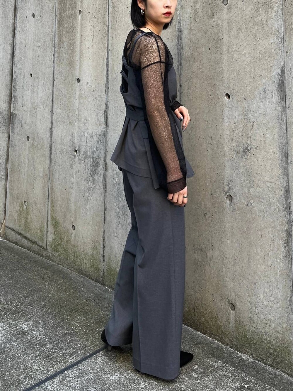 グレー系のその他パンツ、グレー系のキャミソール、ブラック系のパンプスを着用したレディースの冬コーディネートの9枚目の写真