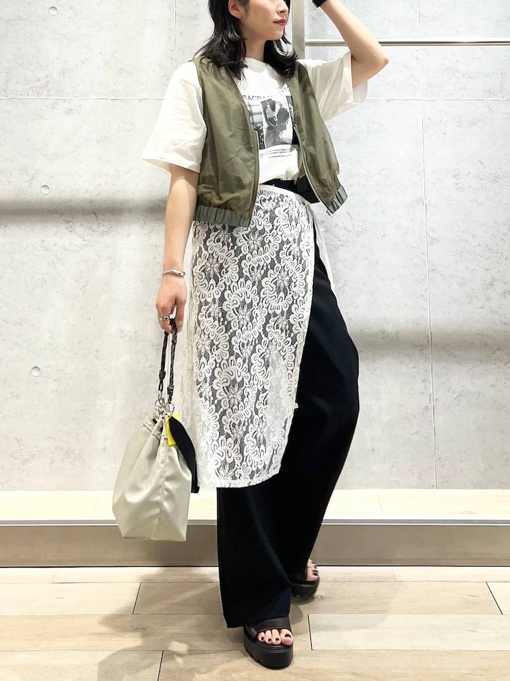 「カジュアル、モード、ベーシック/シンプル、デート/ロマンティック、楽ちんコーデ、春コーデ、女子会、きれいめカジュアル_LEPSIM、LEPSIM、おでかけ、シンプルコーデ、春色、夏コーデ、ベスト、Tシャツ」｜「LEPSIMのチュールドッキングベスト　310085（その他アウター、グリーン系）」を使った、エムアイさん（レディース・162cm）の夏コーディネートの2枚目の写真