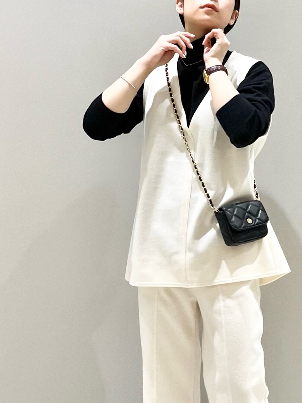 ブラック系のバッグ、その他のトップス、ブラック系のワンピース/ドレスを着用したレディースの秋コーディネートの4枚目の写真