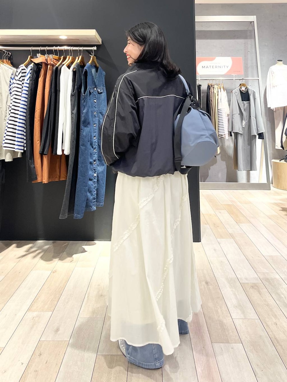 「カジュアル、モード、ベーシック/シンプル、デート/ロマンティック、楽ちんコーデ、春コーデ、冬コーデ、女子会、きれいめカジュアル_LEPSIM、LEPSIM、おでかけ、シンプルコーデ、春色、ブルゾン、スカート」｜「LEPSIMの2WAY巾着ショルダー2　116580（ショルダーバッグ、ブルー系）」を使った、エムアイさん（レディース・162cm）の冬コーディネートの3枚目の写真