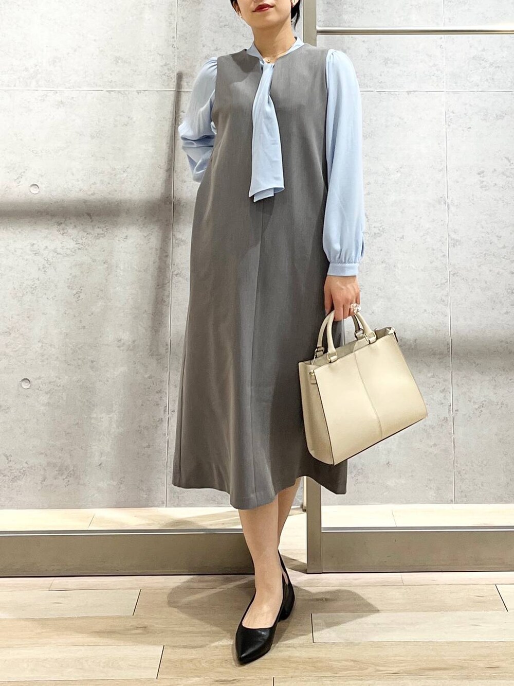 ブルー系のシャツ/ブラウス、ホワイト系のショルダーバッグ、ブラック系のパンプスを着用したレディースの冬コーディネートの7枚目の写真