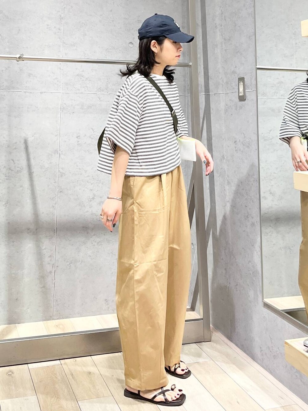 「カジュアル、モード、ベーシック/シンプル、デート/ロマンティック、楽ちんコーデ、春コーデ、女子会、きれいめカジュアル_LEPSIM、LEPSIM、おでかけ、シンプルコーデ、春色、夏コーデ、Tシャツ、パンツ」｜「LEPSIMの【NEW ERA】920コットンFLAX　253247（キャップ、ブルー系）」を使った、エムアイさん（レディース・162cm）の春コーディネートの3枚目の写真
