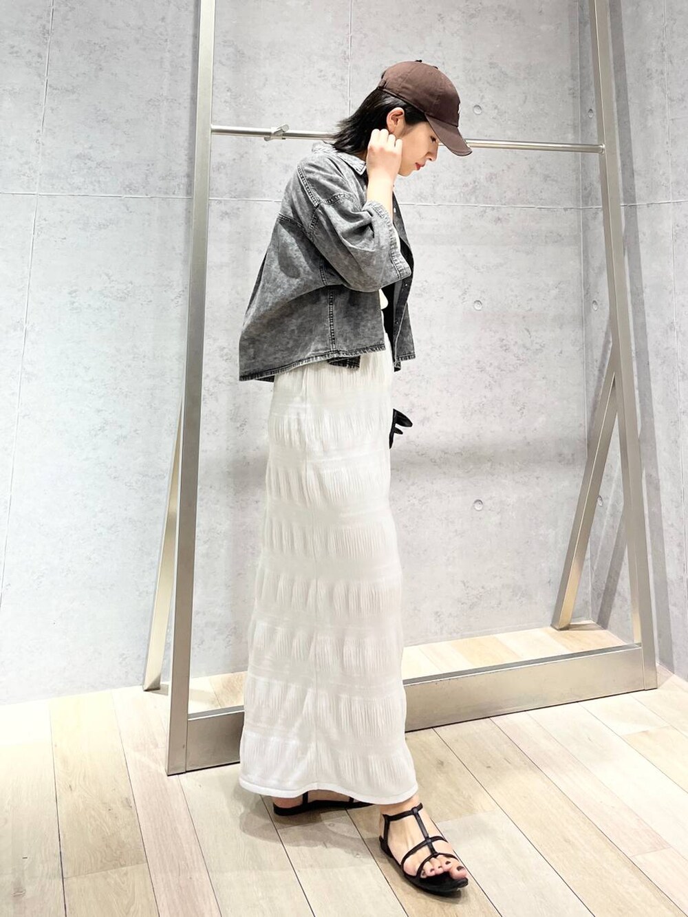 ブラック系のサンダル、ブラック系のシャツ/ブラウス、ホワイト系のタンクトップを着用したレディースの夏コーディネートの5枚目の写真