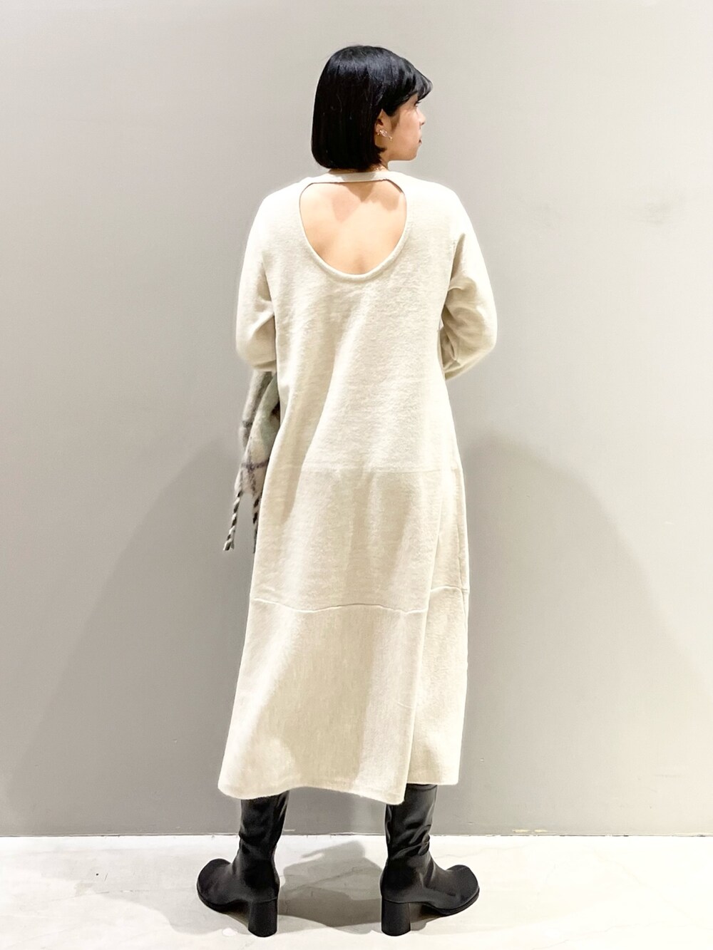 ブラック系のブーツ、ベージュ系のワンピース、ベージュ系のストール/ショールを着用したレディースの冬コーディネートの3枚目の写真