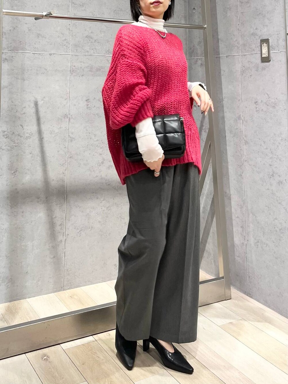 ホワイト系のTシャツ/カットソー、グレー系のその他パンツ、ブラック系のショルダーバッグを着用したレディースの秋コーディネートの7枚目の写真