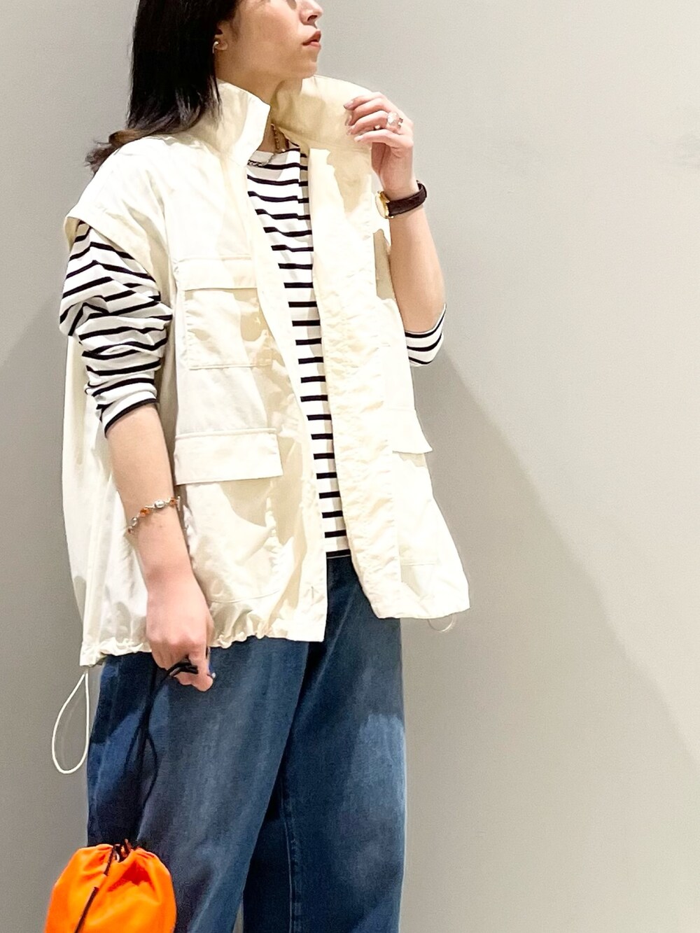 「LEPSIM、レプシィム(LEPSIM)、ベスト、ボーダー、ボーダートップス、デニム、デニムパンツ、カーブパンツ、ローファー、キンチャクバッグ、大人カジュアル、シンプルコーデ、秋冬コーデ、パンツスタイル、カジュアルコーデ」｜「LEPSIMのナイロンキンチャクショルダー　344083（ショルダーバッグ、オレンジ系）」を使った、エムアイさん（レディース・162cm）の秋コーディネートの3枚目の写真