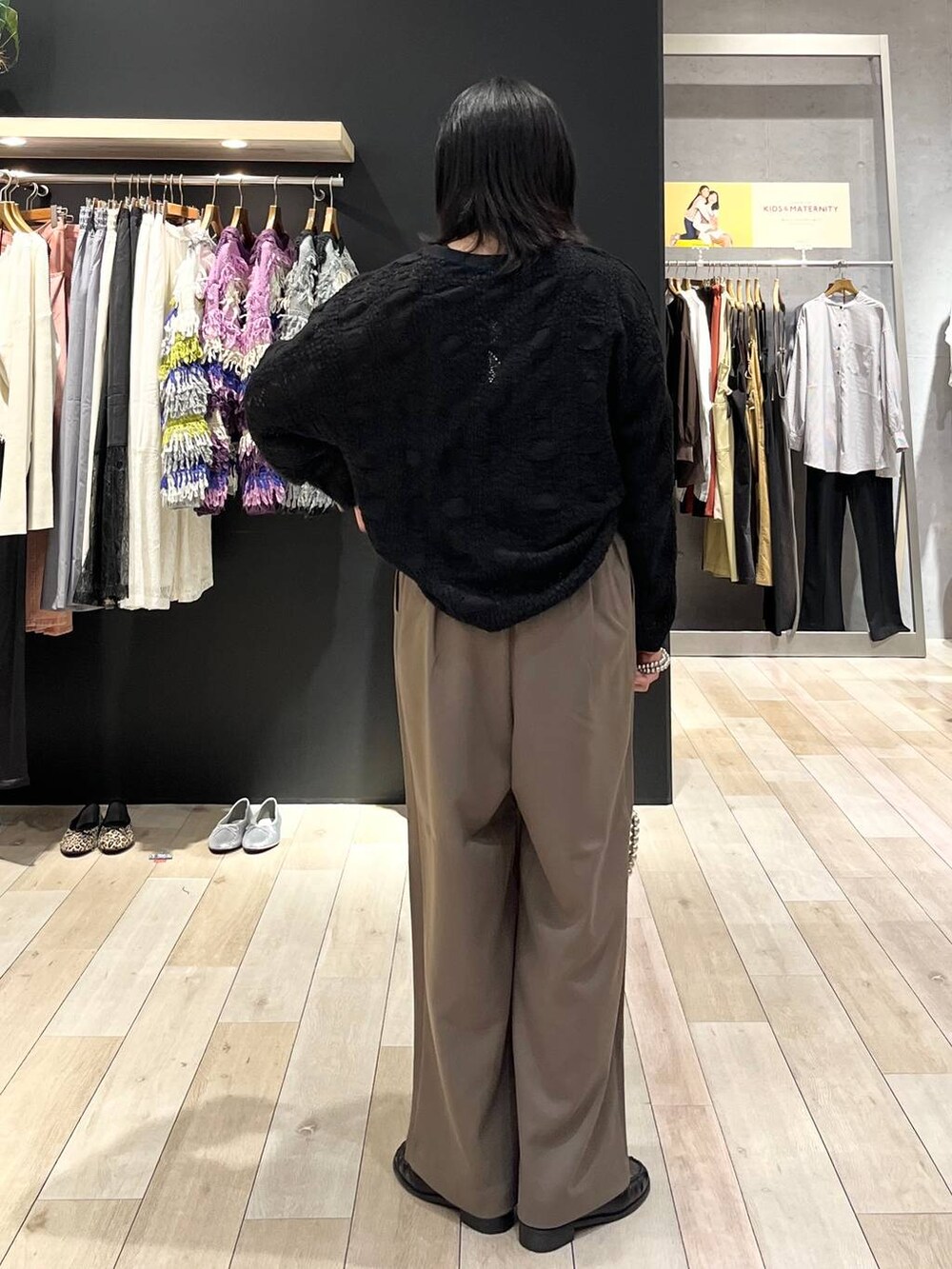 ブラック系のTシャツ/カットソー、シルバー系のショルダーバッグ、ブラック系のローファーを着用したレディースの秋コーディネートの4枚目の写真