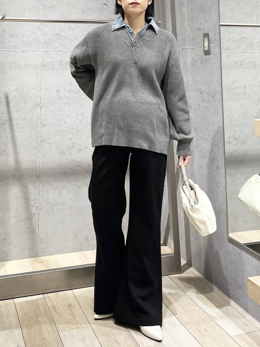 ホワイト系のパンプス、ホワイト系のショルダーバッグ、ブラック系のその他パンツを着用したレディースの冬コーディネートの5枚目の写真