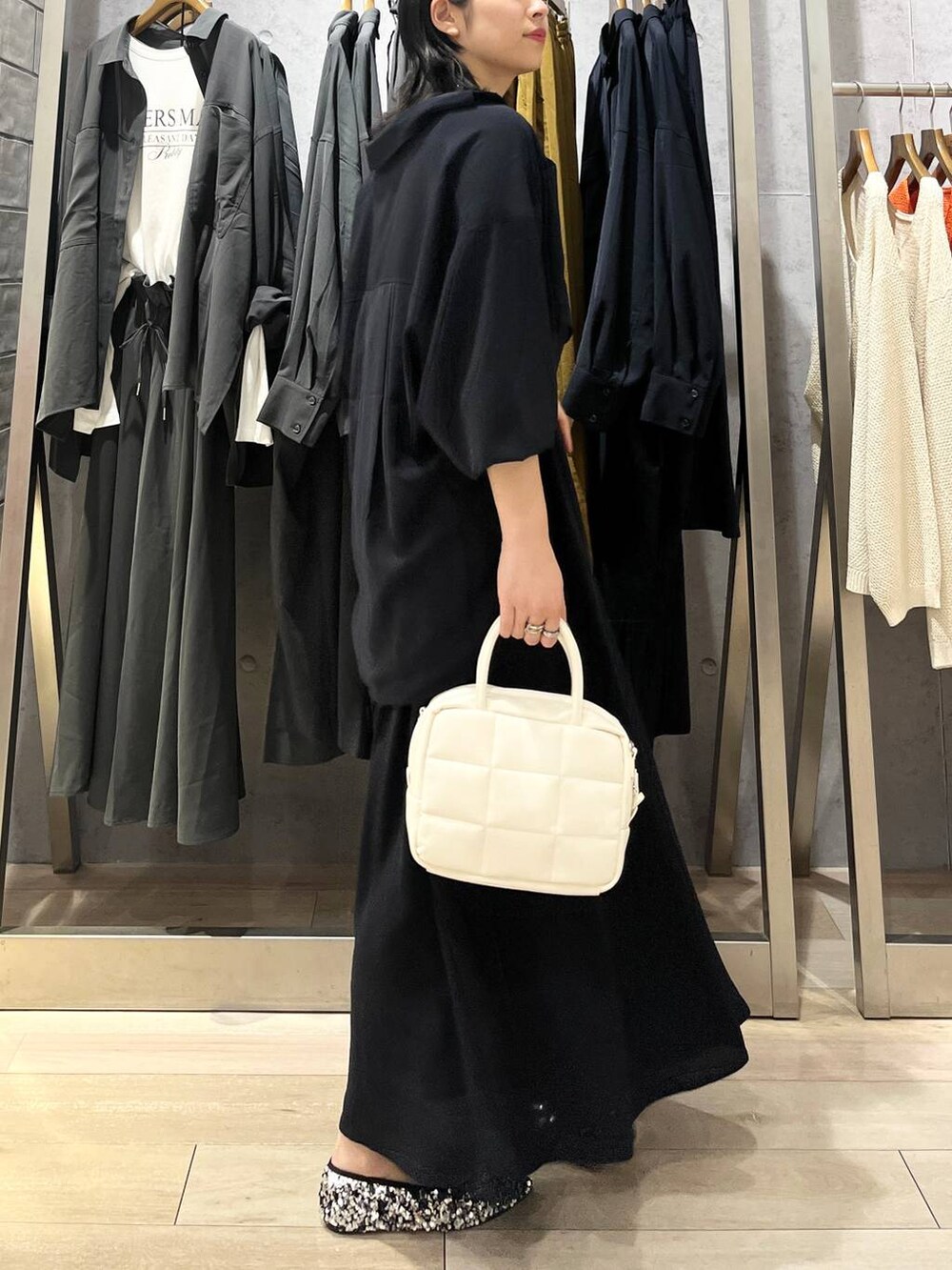 ブラック系のタンクトップ、ブルー系のその他パンツ、ブルー系のシャツ/ブラウスを着用したレディースの夏コーディネートの3枚目の写真