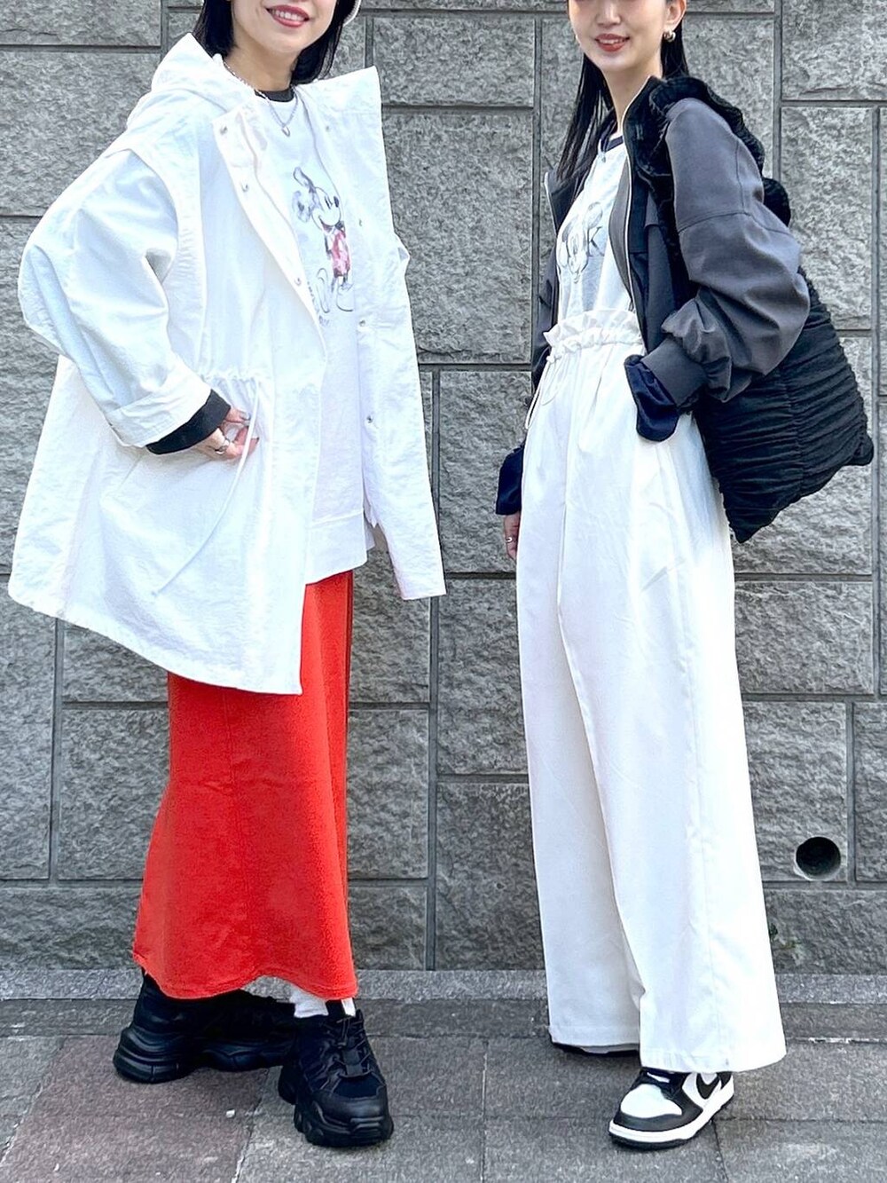 ブラック系のショルダーバッグ、ブラック系のトートバッグ、ブラック系のTシャツ/カットソーを着用したレディースの春コーディネートの7枚目の写真