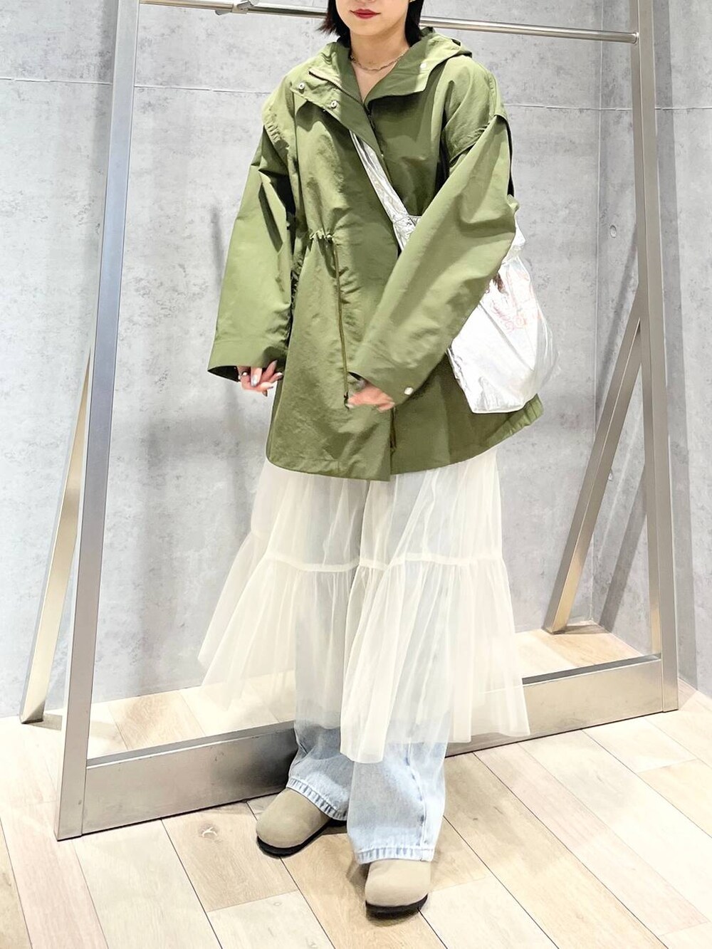 ブルー系のデニムパンツ、グリーン系のその他アウター、ベージュ系のその他シューズを着用したレディースの冬コーディネートの5枚目の写真