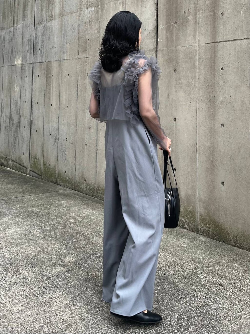 「カジュアル、モード、ベーシック/シンプル、デート/ロマンティック、楽ちんコーデ、春コーデ、冬コーデ、女子会、きれいめカジュアル_LEPSIM、LEPSIM、おでかけ、シンプルコーデ、春色、オケージョン、結婚式2次会」｜「LEPSIMのリボンデザインバッグ　250453（ショルダーバッグ、ブラック系）」を使った、エムアイさん（レディース・162cm）の春コーディネートの3枚目の写真