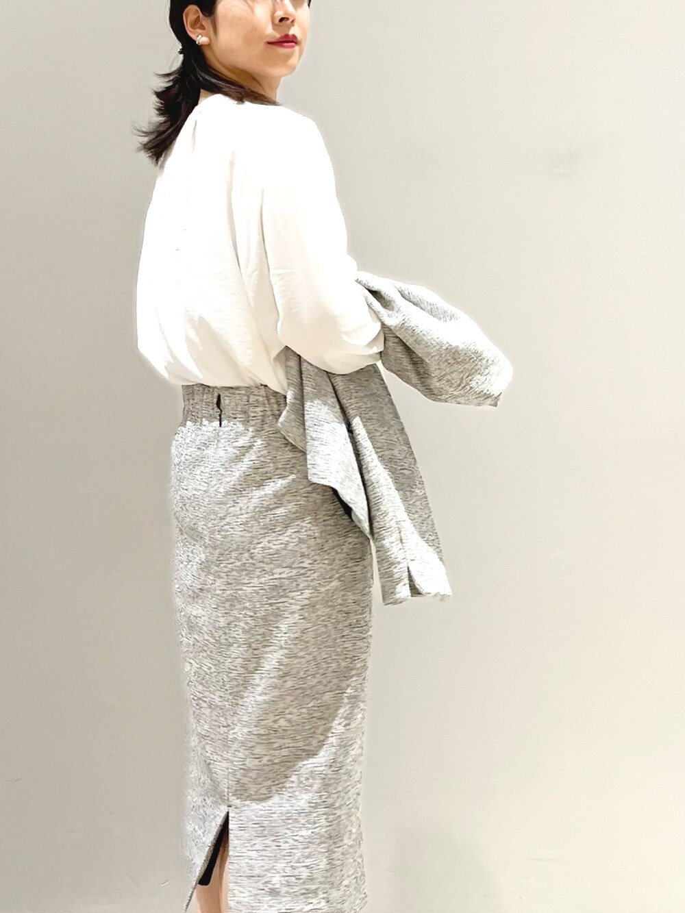 ブラック系のパンプス、ホワイト系のスーツスカート、ホワイト系のシャツ/ブラウスを着用したレディースの冬コーディネートの5枚目の写真