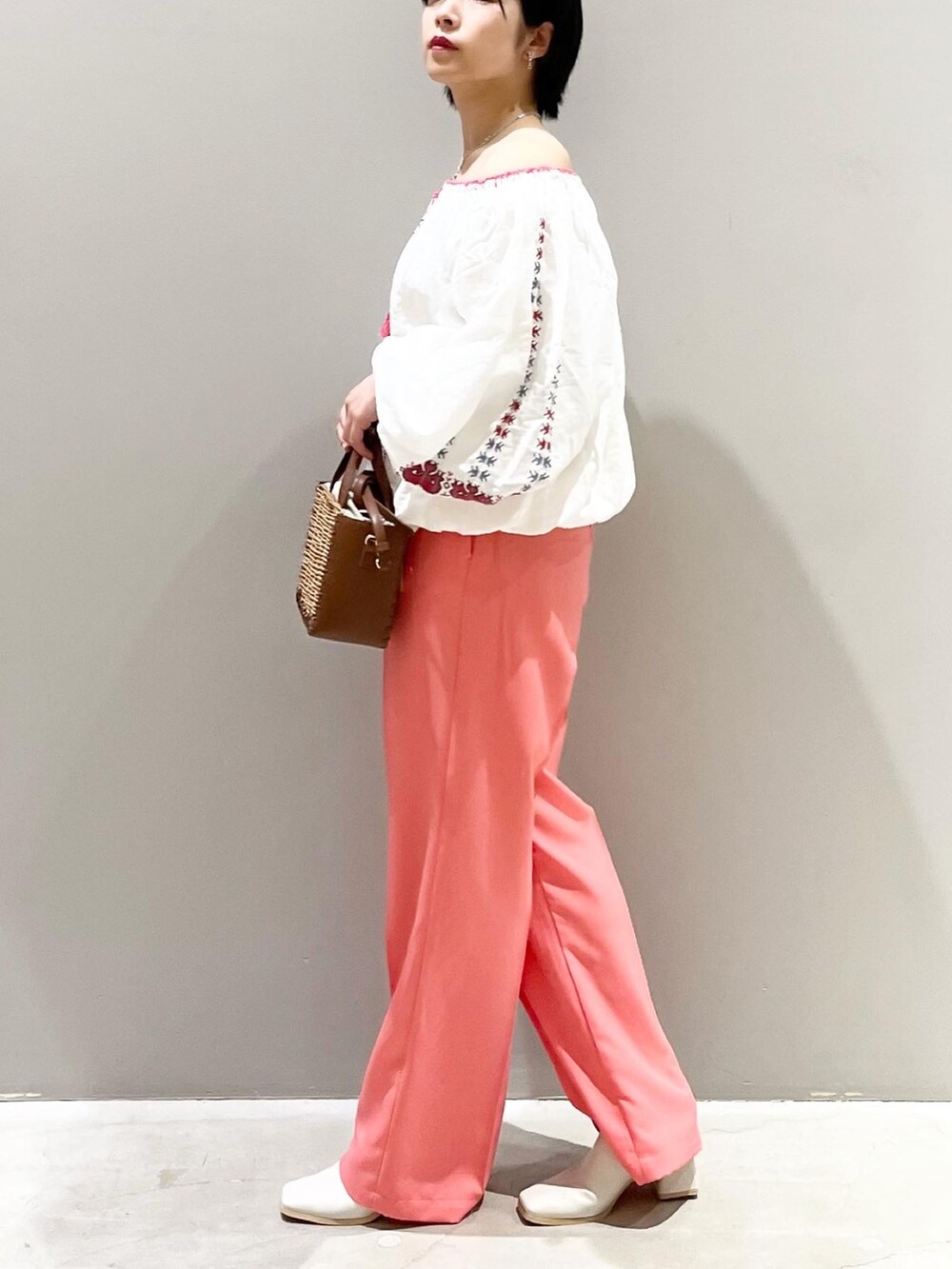 ホワイト系のシャツ/ブラウス、ピンク系のデニムパンツ、ブラウン系のショルダーバッグを着用したレディースの春コーディネートの5枚目の写真