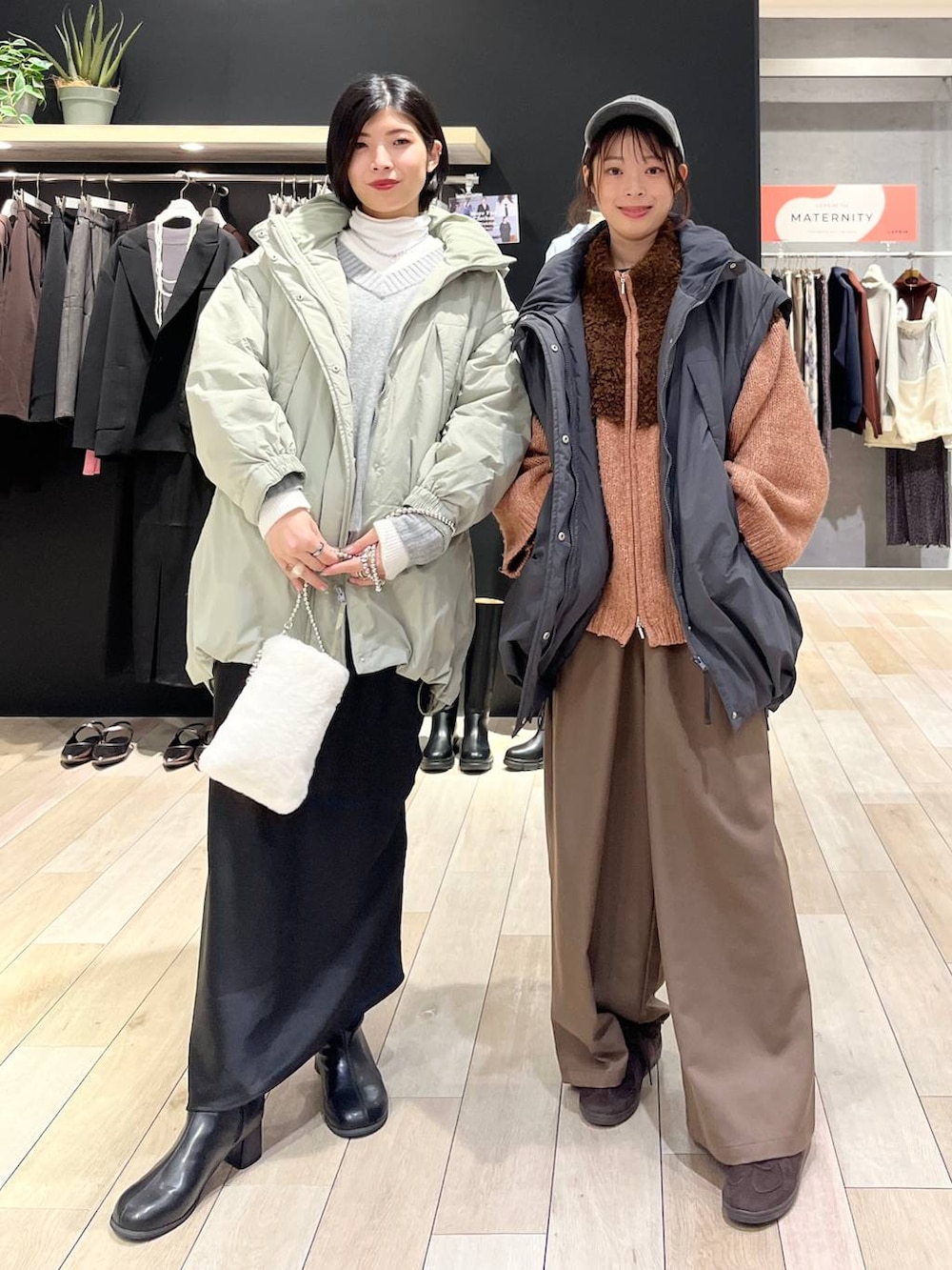 ブラック系のスカート、グレー系のその他アウター、グリーン系のその他アウターを着用したレディースの秋コーディネートの6枚目の写真