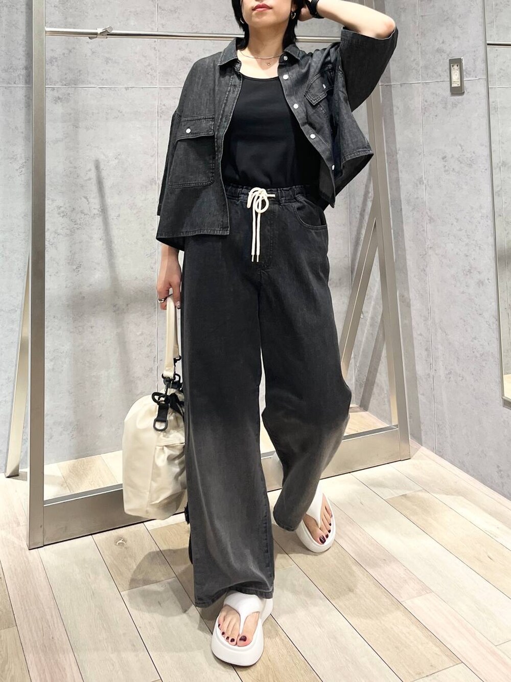 ホワイト系のサンダル、ブラック系のシャツ/ブラウス、ブラック系のシャツ/ブラウスを着用したレディースの春コーディネートの5枚目の写真