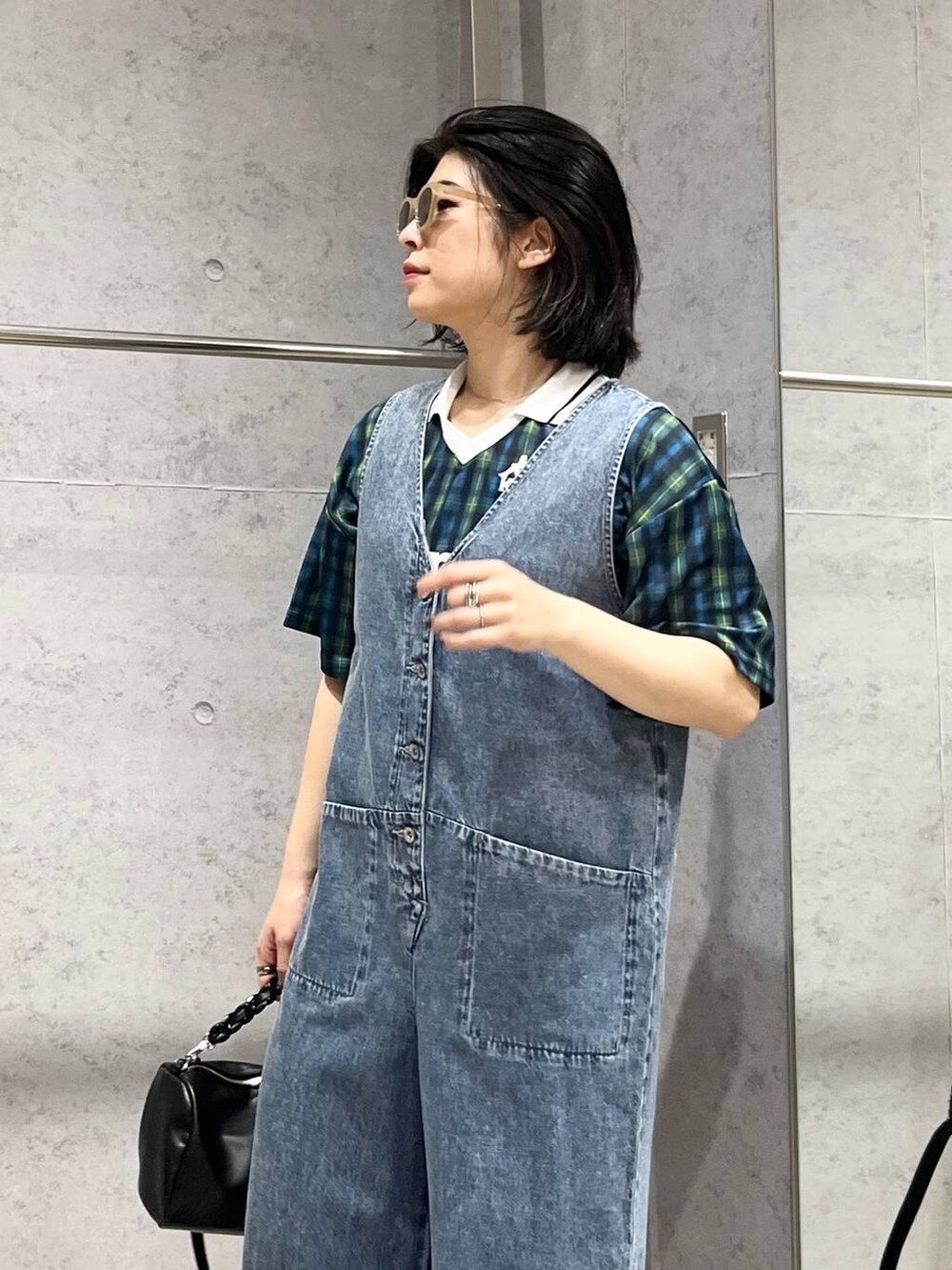 「カジュアル、モード、ベーシック/シンプル、デート/ロマンティック、楽ちんコーデ、女子会、きれいめカジュアル_LEPSIM、LEPSIM、おでかけ、シンプルコーデ、Kappa、シャツ、シャツスタイル、デニムワンピース、サンダル」｜「LEPSIMのシアーフラットサンダル　323224（サンダル、ブラック系）」を使った、エムアイさん（レディース・162cm）の夏コーディネートの5枚目の写真