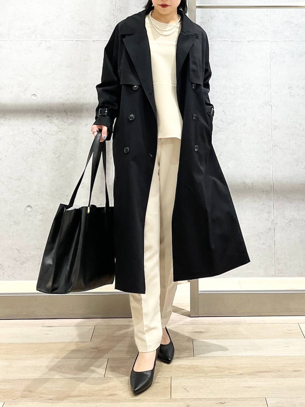 「LEPSIM、ブラウス、テーパードパンツ、入学式、卒業式、入園式、卒園式、セレモニー、オケージョン、セットアップ、プチプラ、冬アウター、シンプルコーデ、春色、オフィスカジュアル」|「LEPSIMの【入卒式/セレモニー】ツイルトレンチコート 102062(トレンチコート、ブラック系)」を使った、エムアイさん(レディース・162cm)の冬コーディネートの4枚目の写真