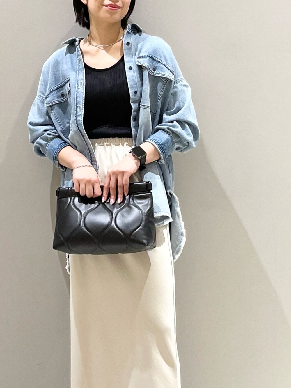 ホワイト系のスカート、ブラック系のバッグ、ブラック系のその他シューズを着用したレディースの夏コーディネートの4枚目の写真