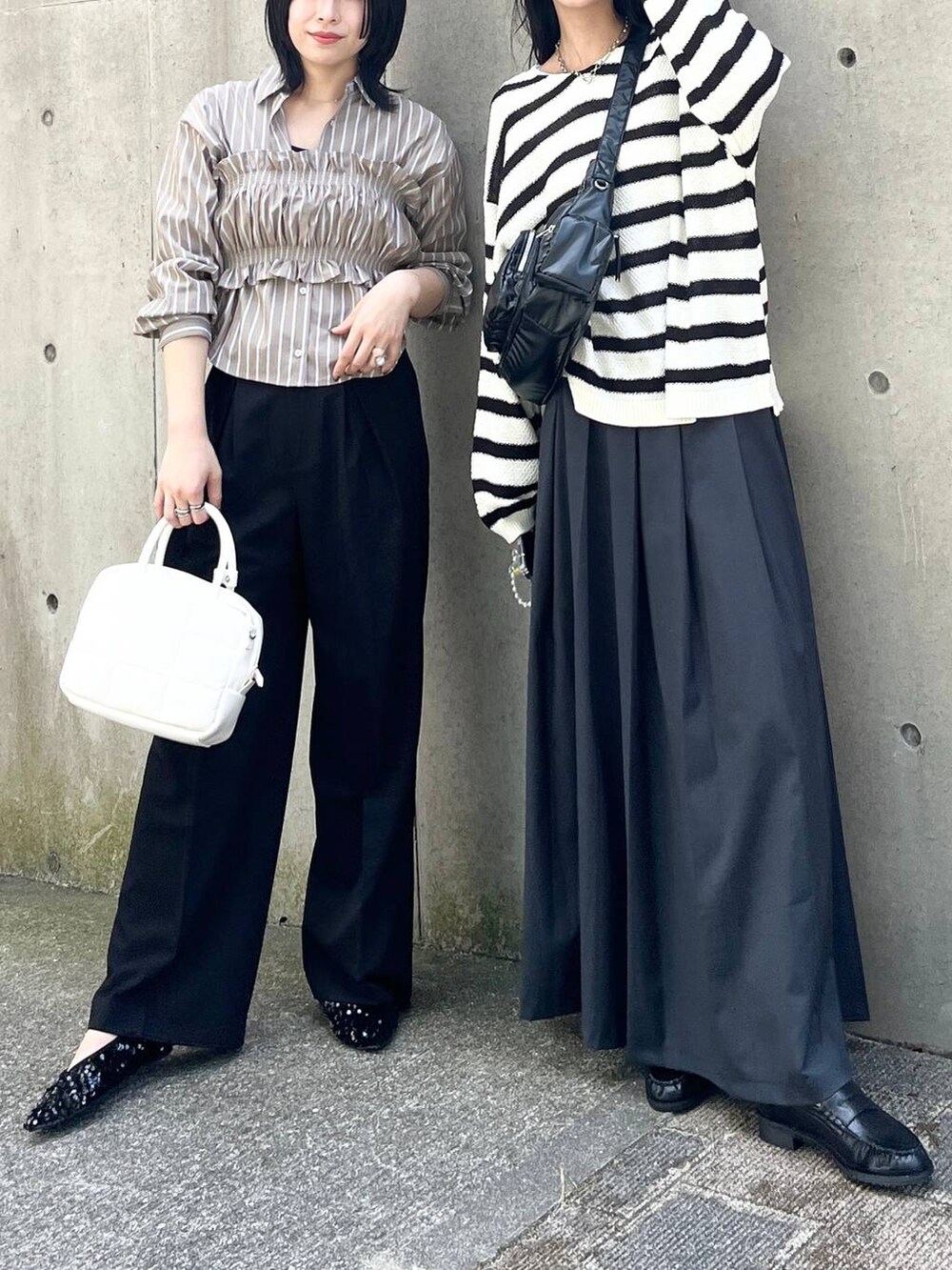 ブラック系のニット/セーター、ブラック系のショルダーバッグ、ブラック系のパンプスを着用したレディースの夏コーディネートの5枚目の写真